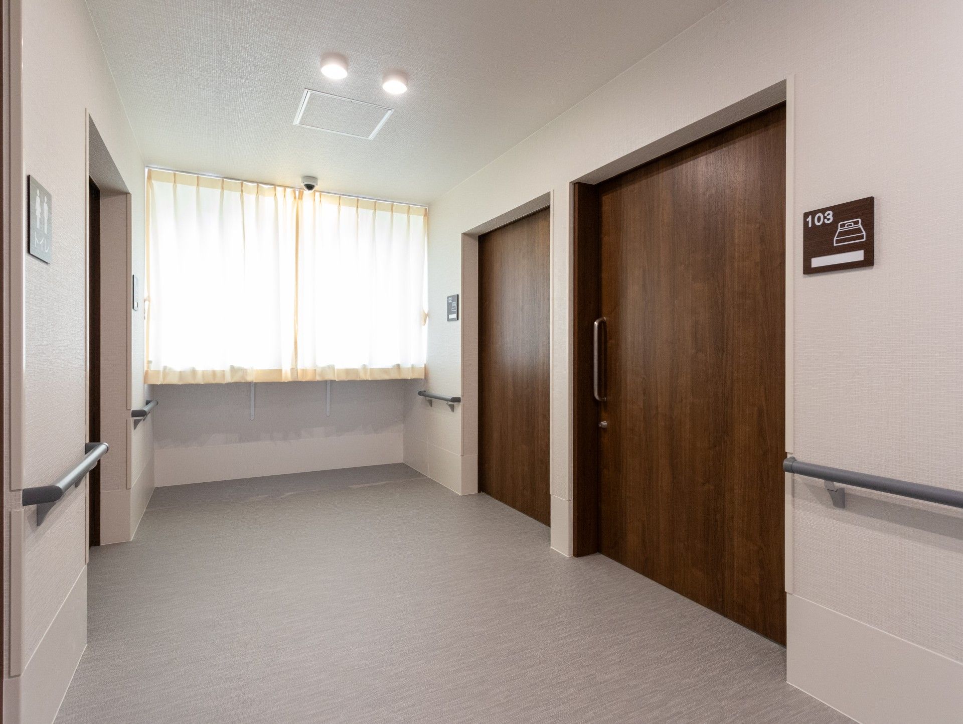 明るい廊下の様子