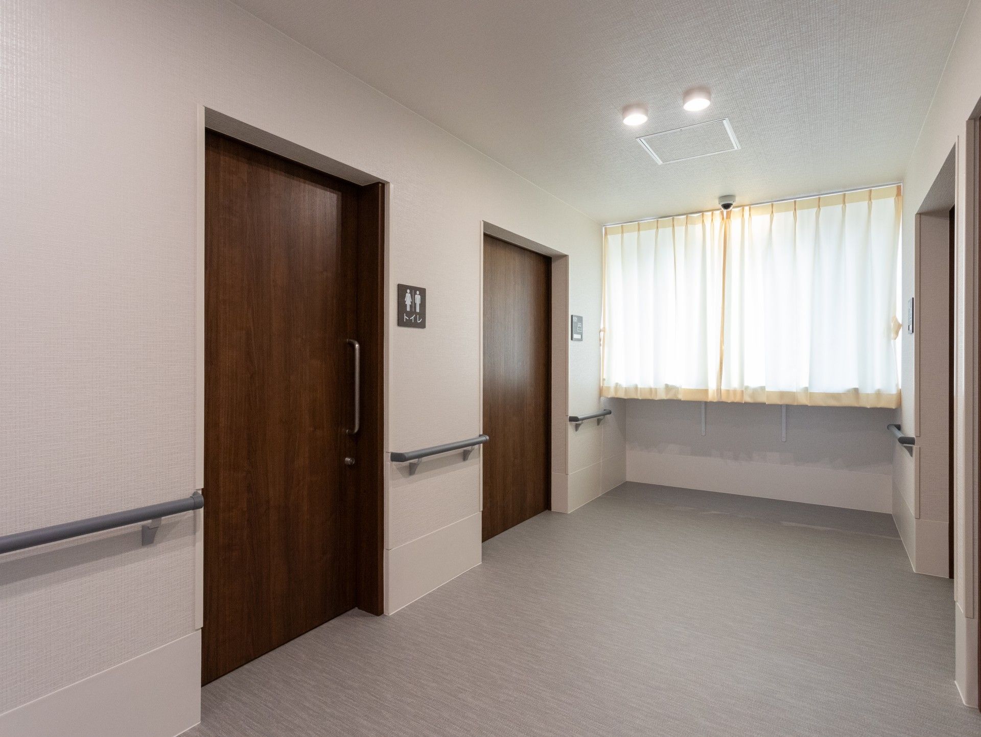 明るい廊下のトイレ前
