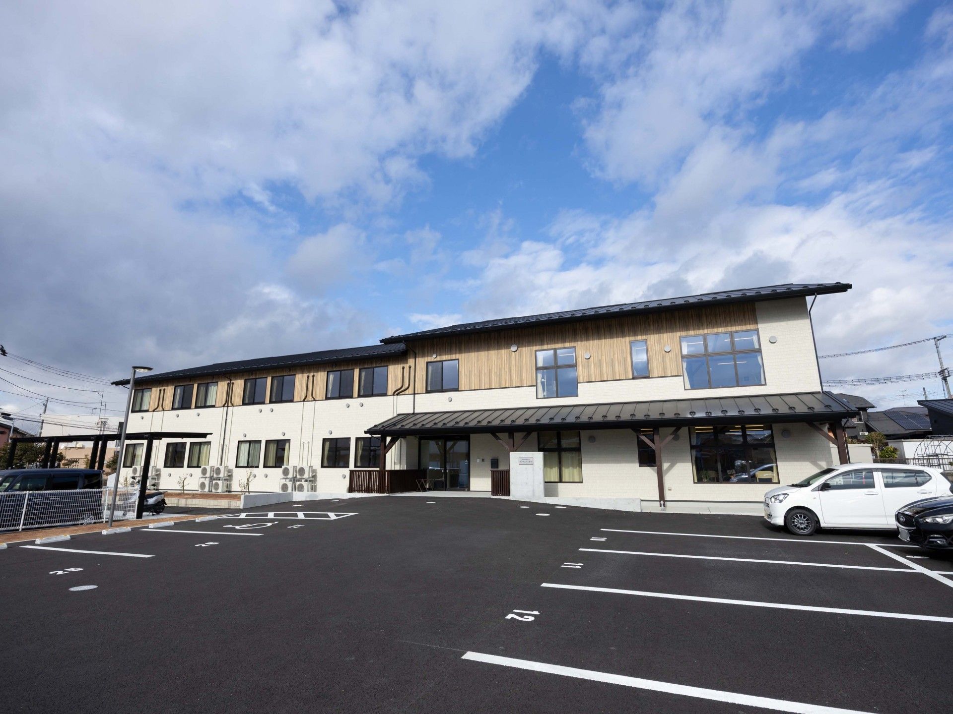 広い駐車場の建物外観
