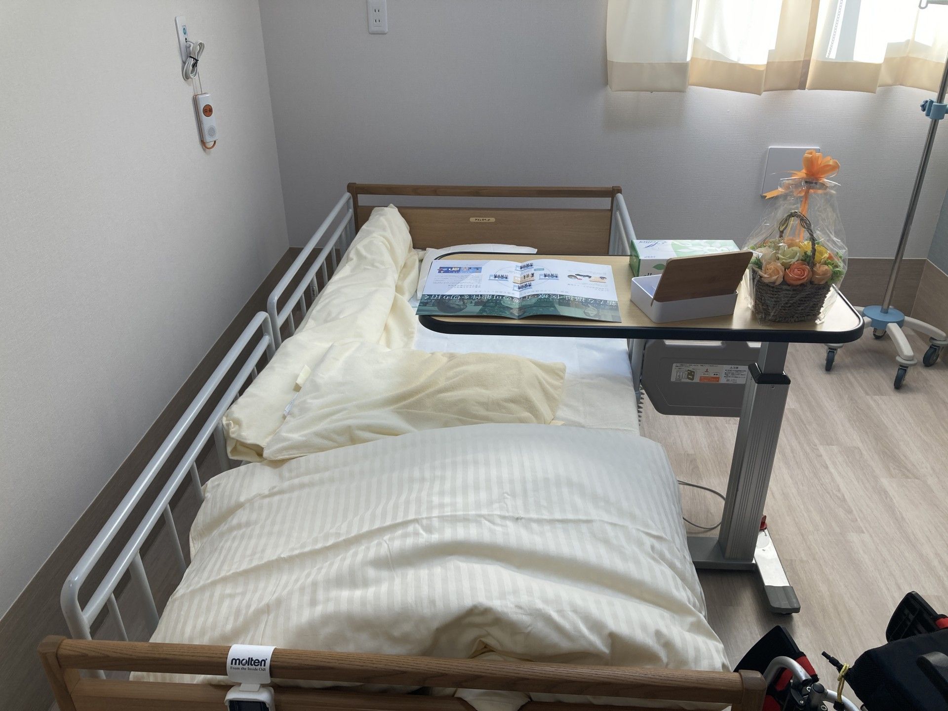 ベッドとテーブルのある部屋