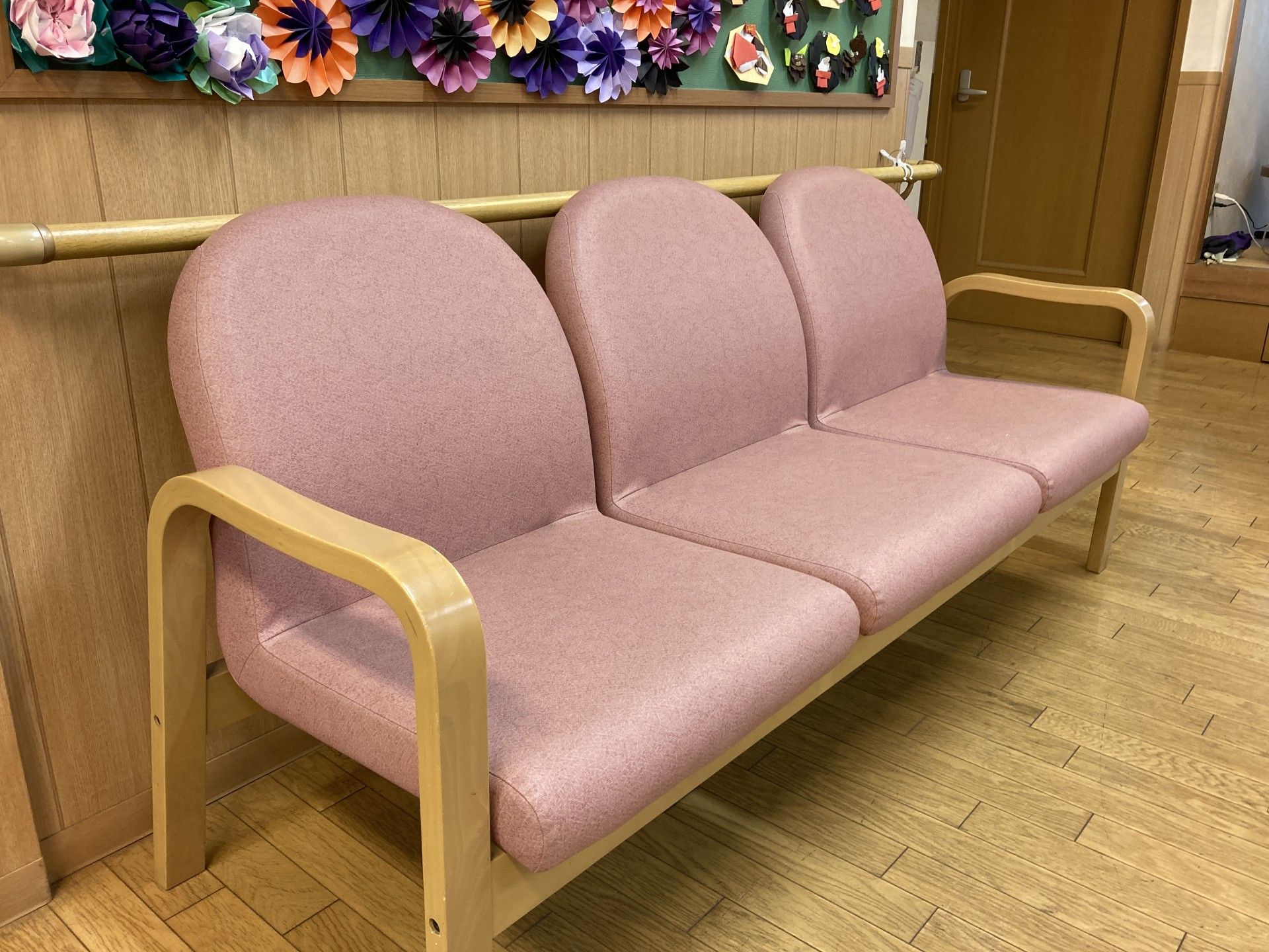 ピンクの三人掛け椅子