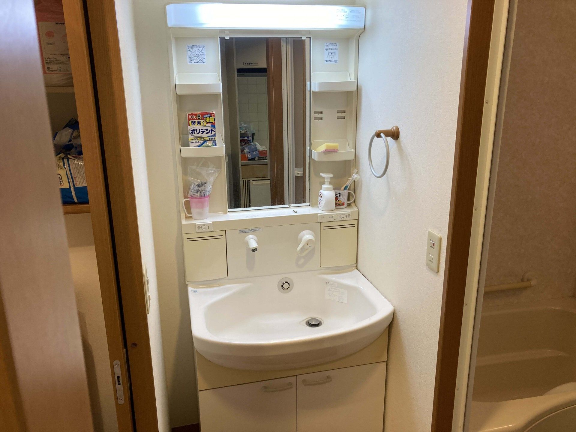 洗面台と浴室の様子