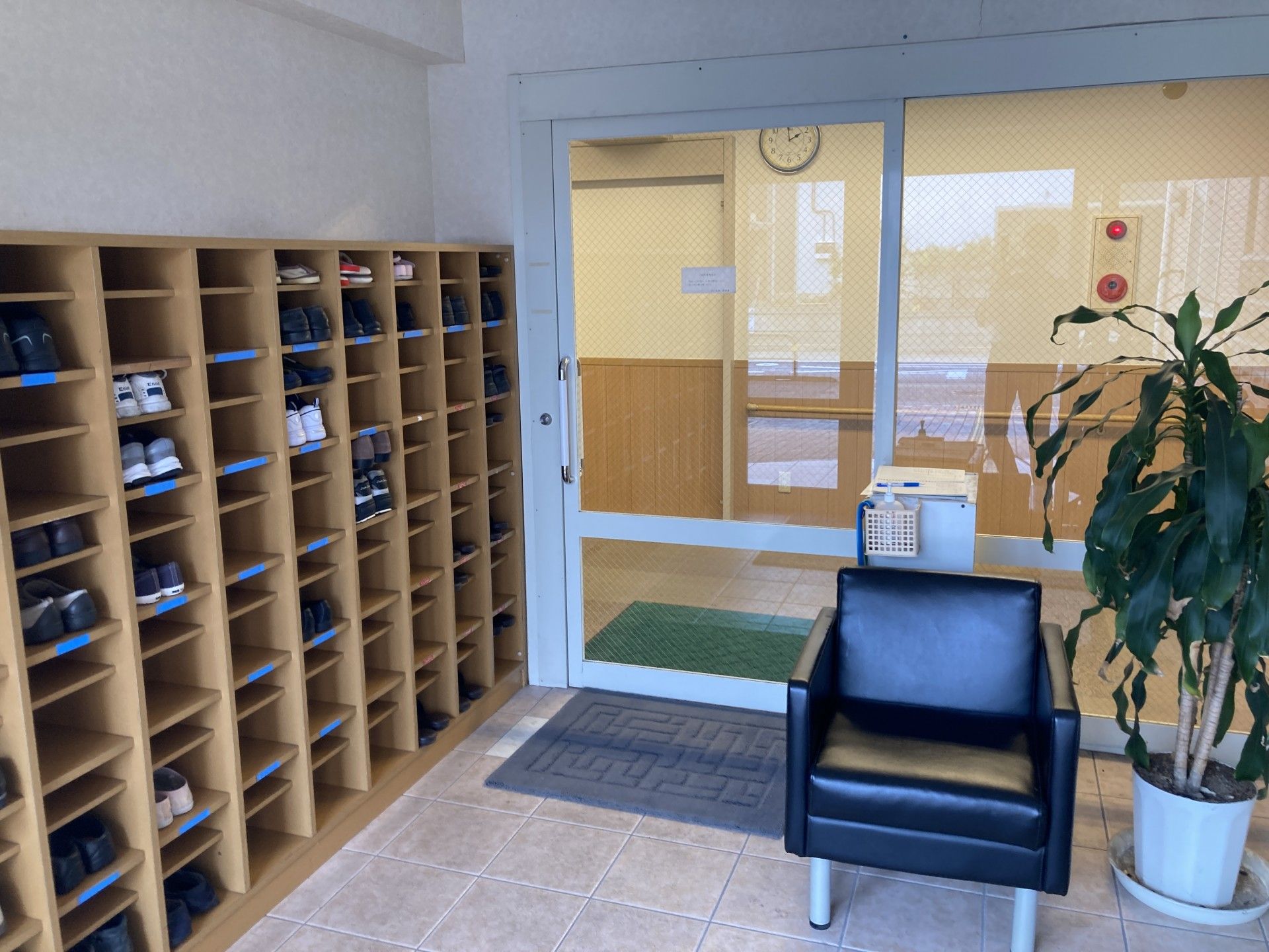 靴箱と椅子のある玄関