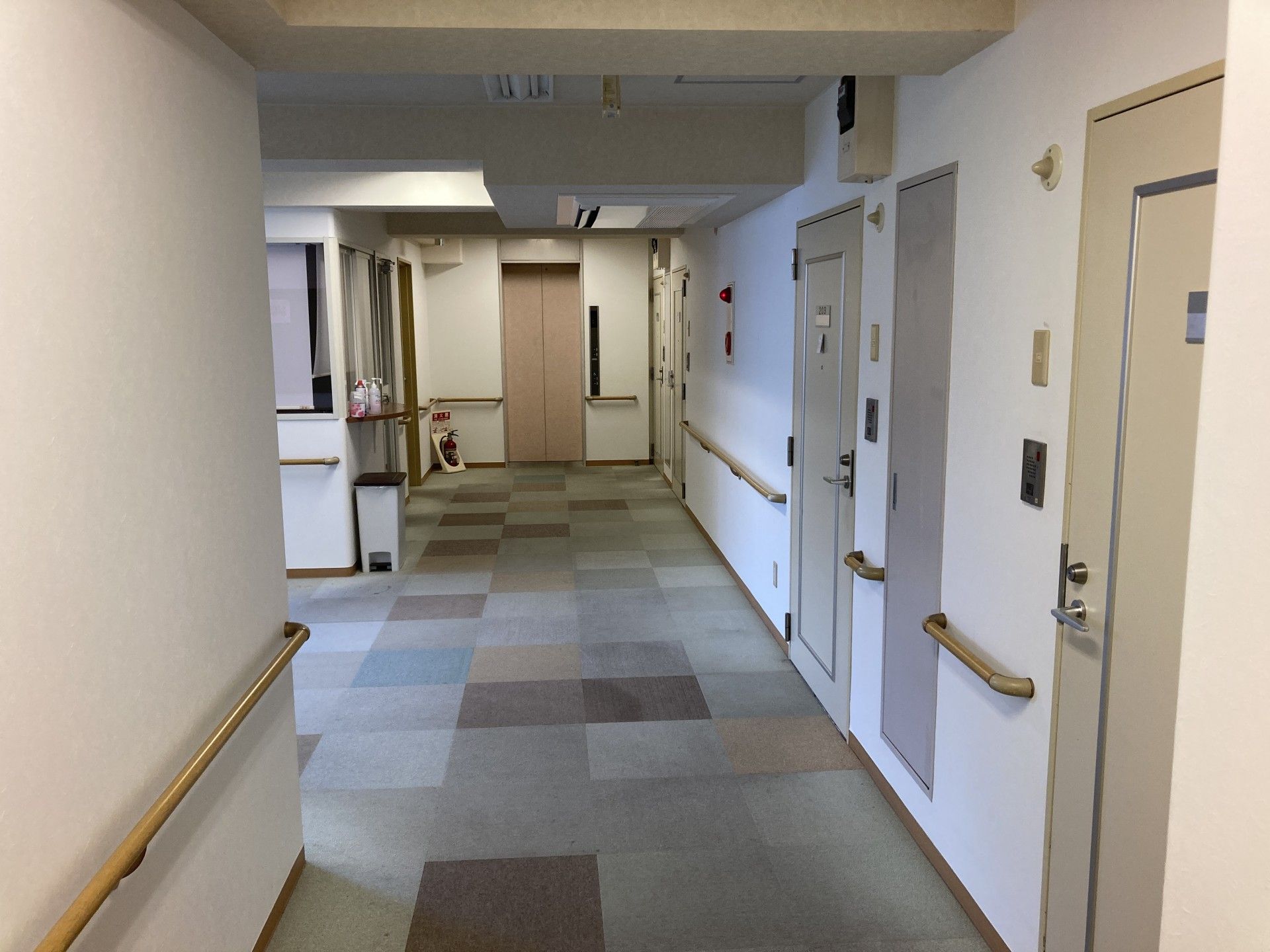 手すり付きの廊下