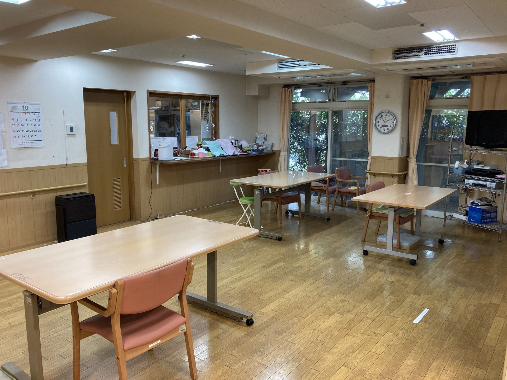 広いテーブルと椅子の部屋