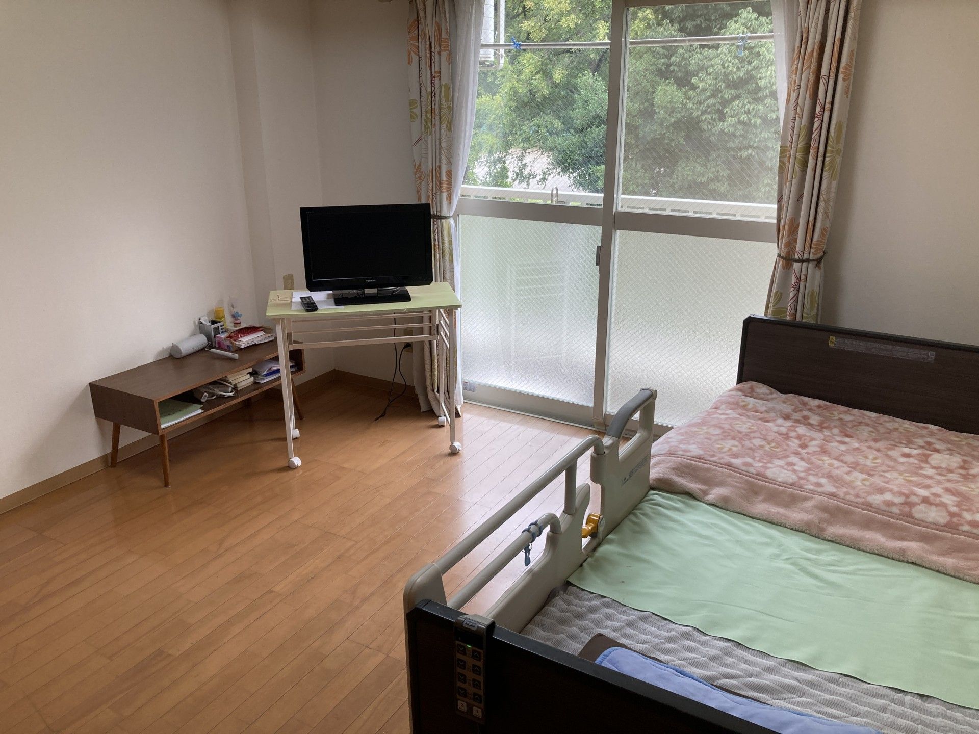 窓際のベッドとテレビ