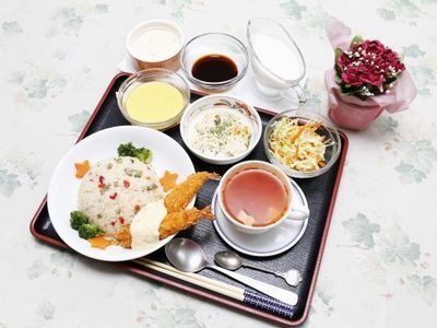 彩り豊かな食事トレー