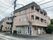 レンガ調の建物外観