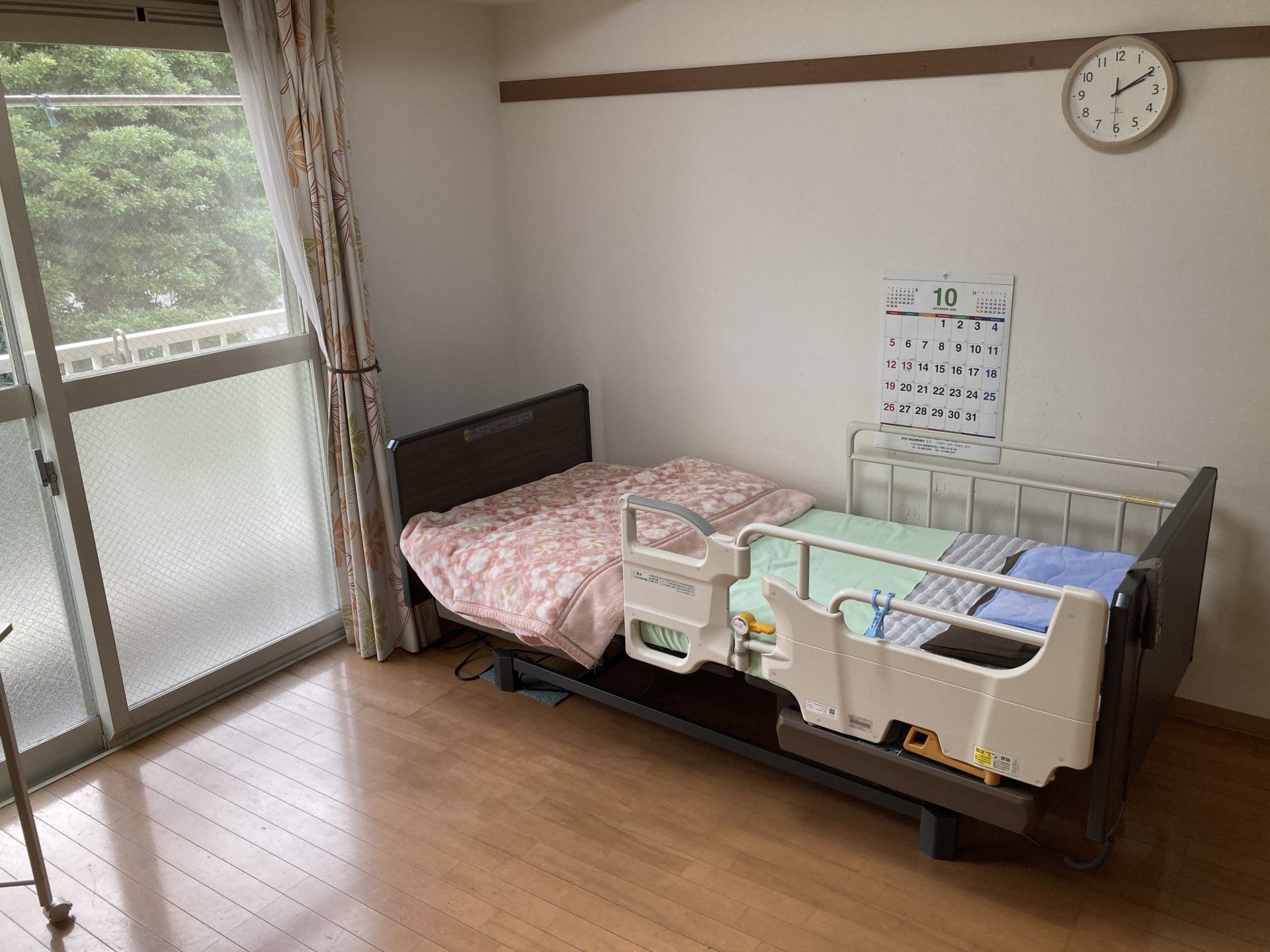 窓際のベッドとカレンダー