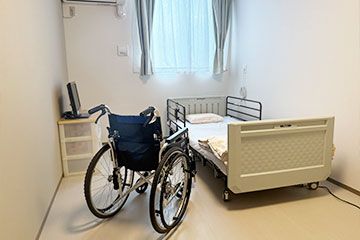 車椅子とベッドの部屋