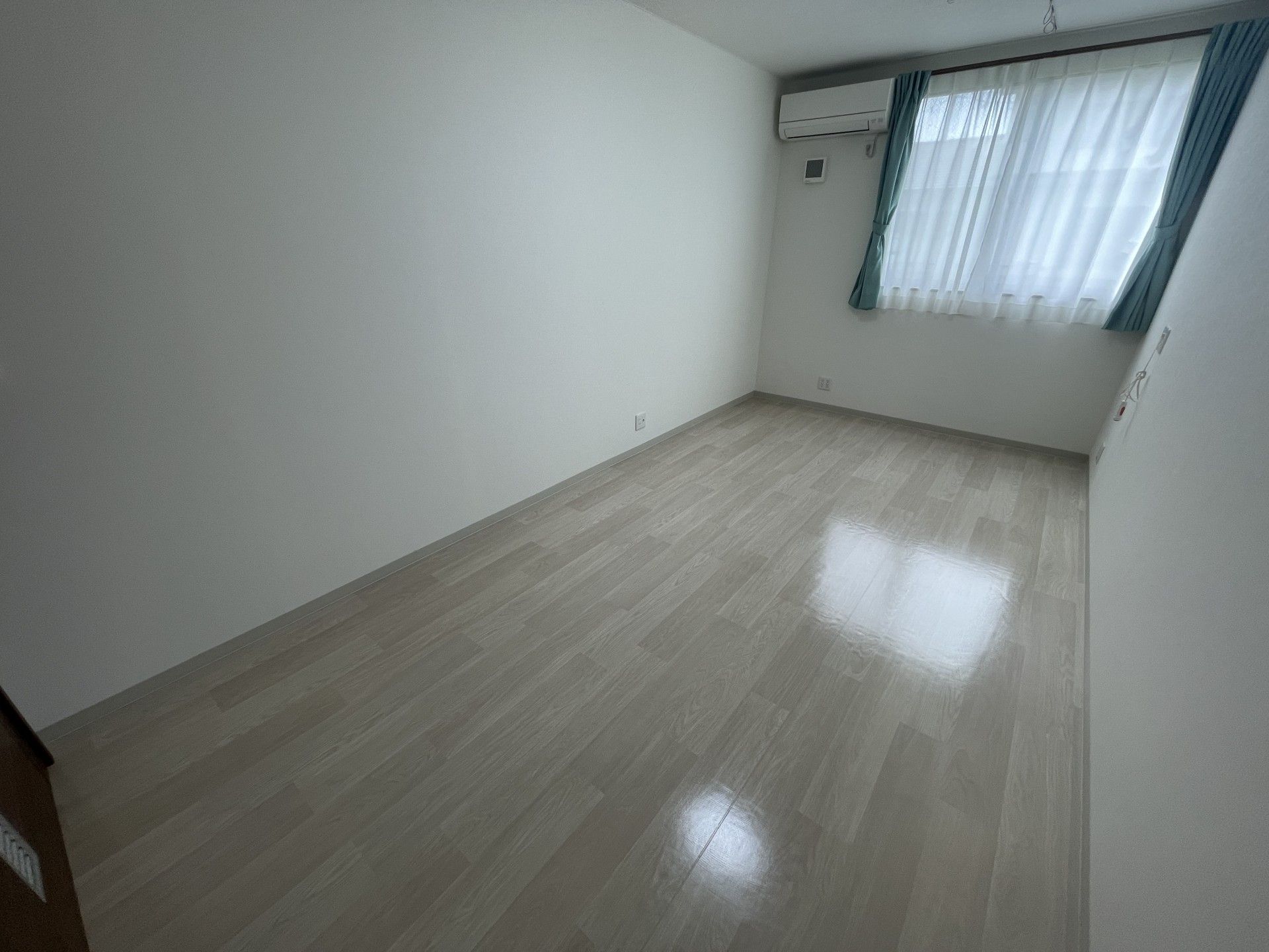 明るい個室の空間