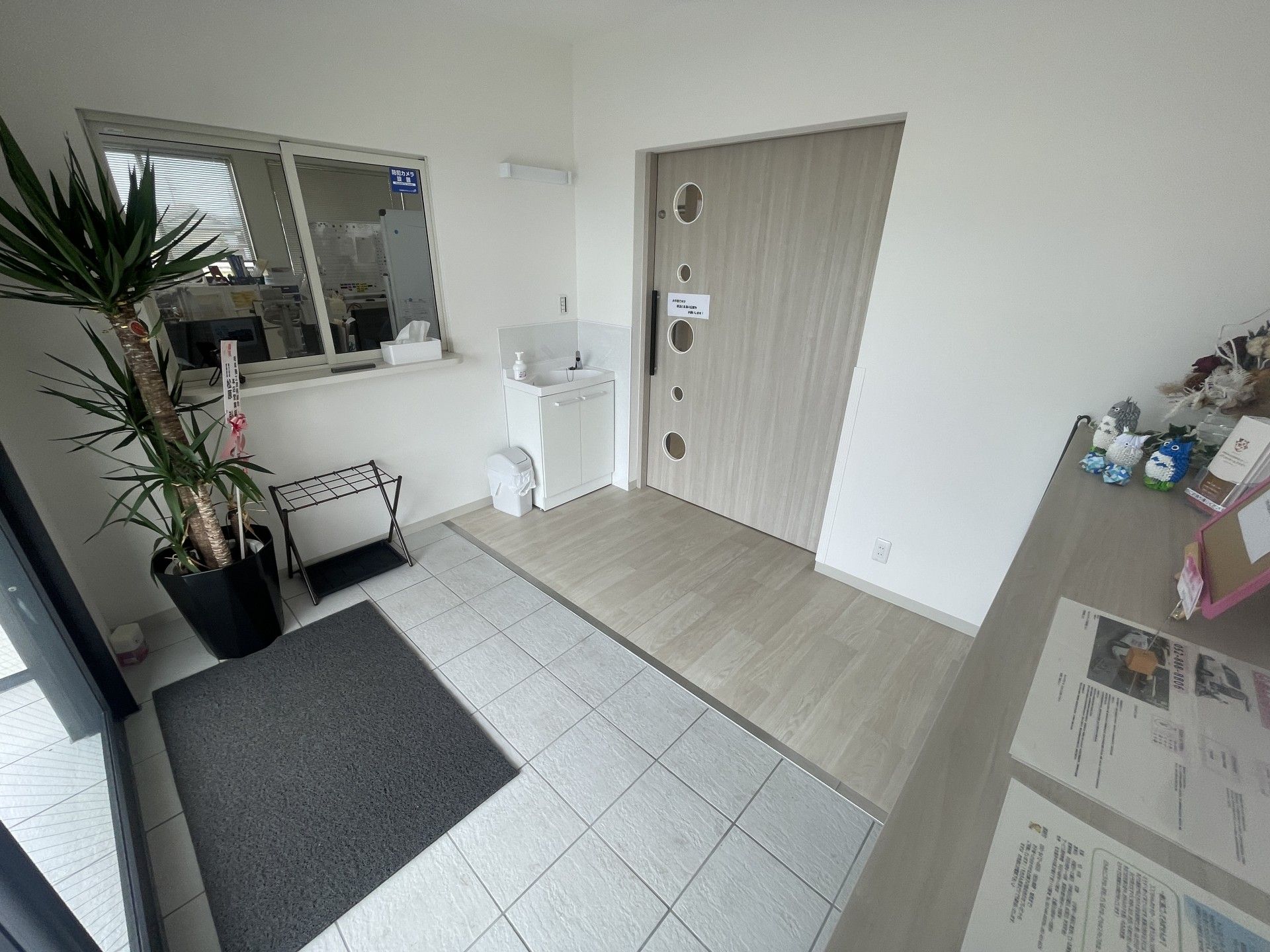 受付前の明るいスペース