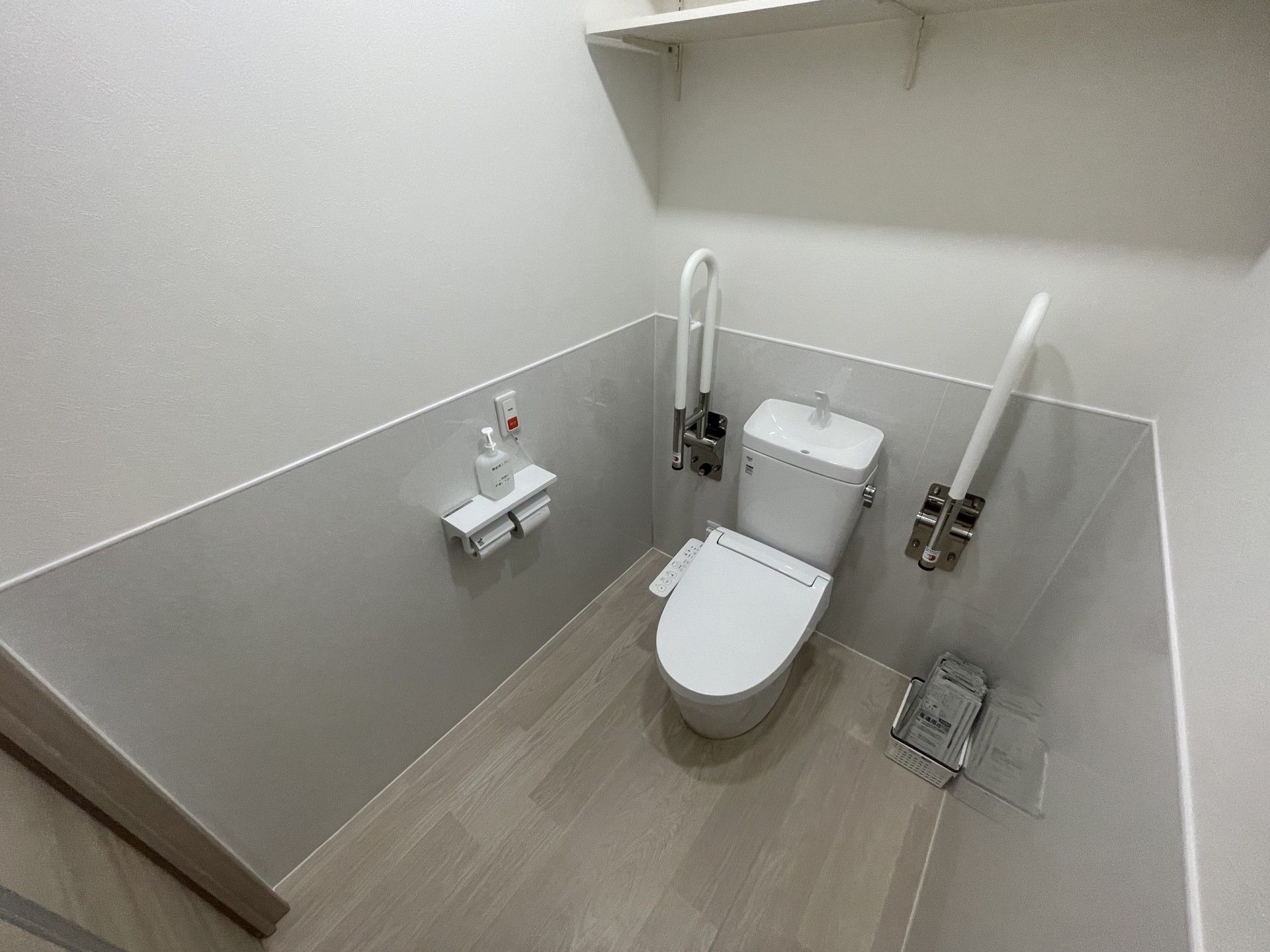 手すり付きのトイレ