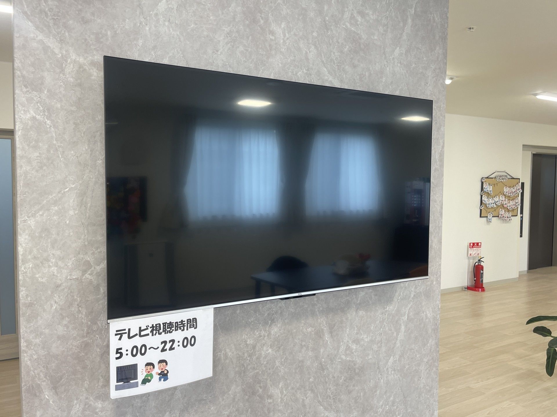 大画面テレビのある壁面