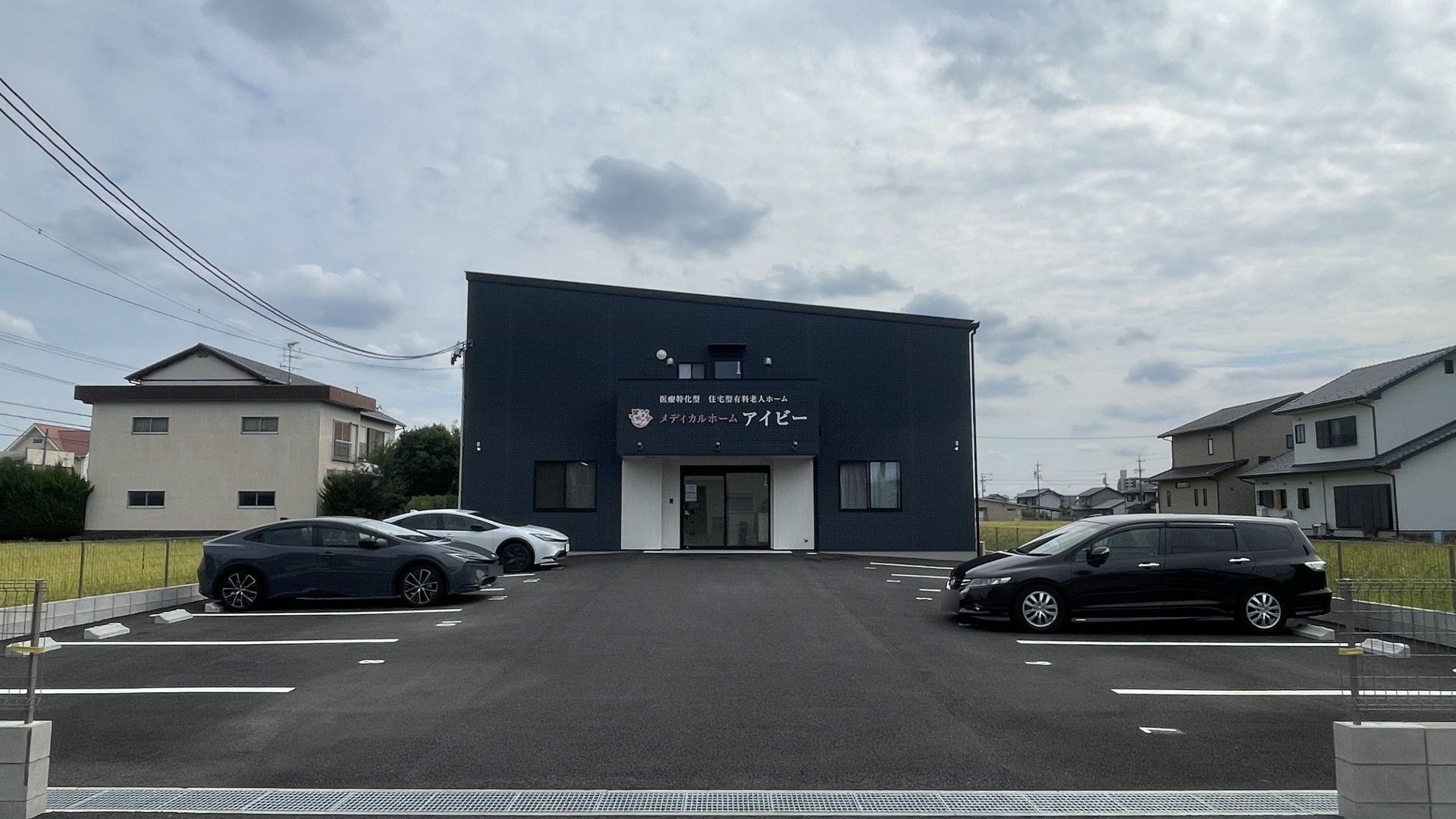 広い駐車場の建物