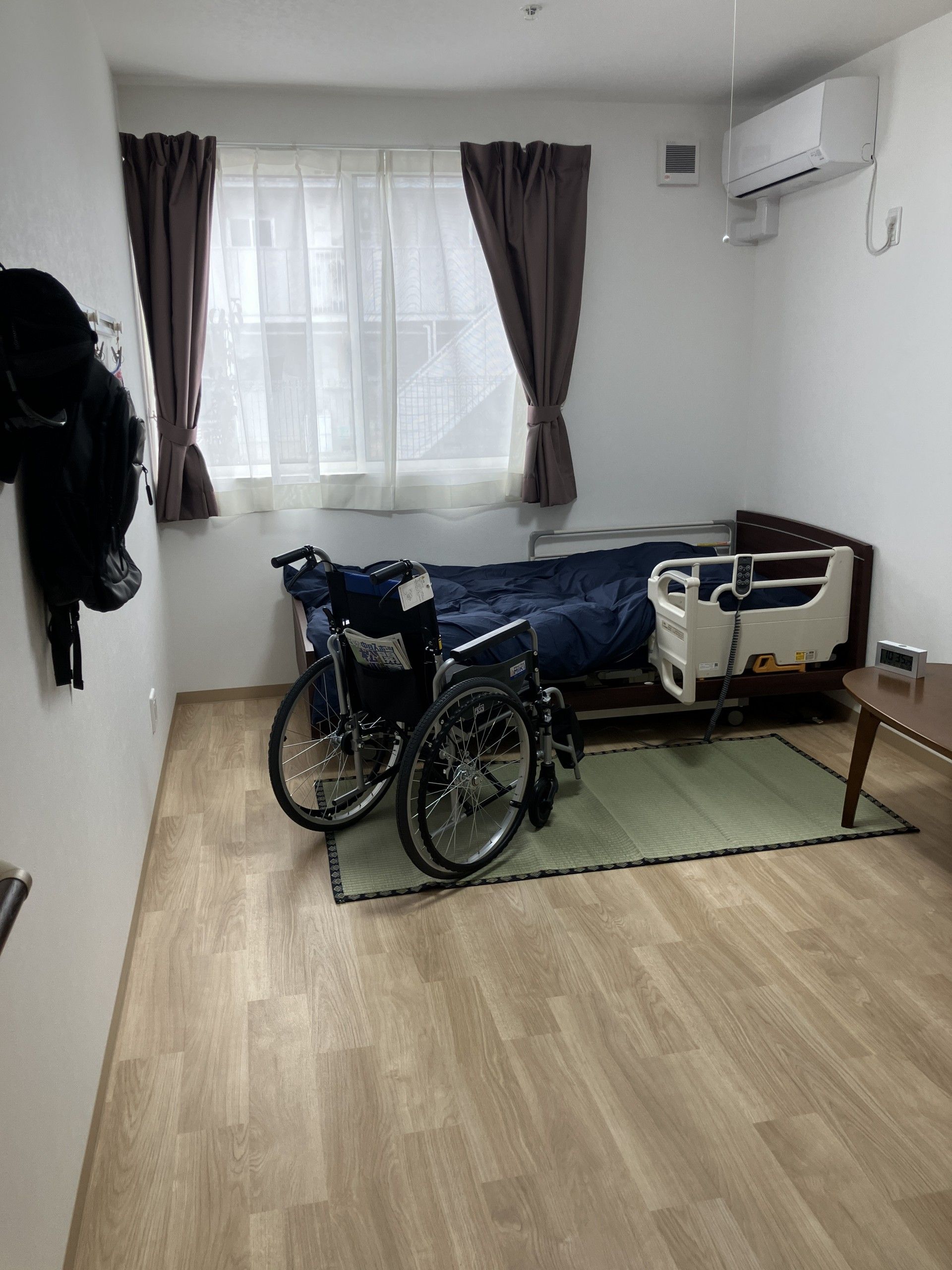 車椅子とベッドのある部屋