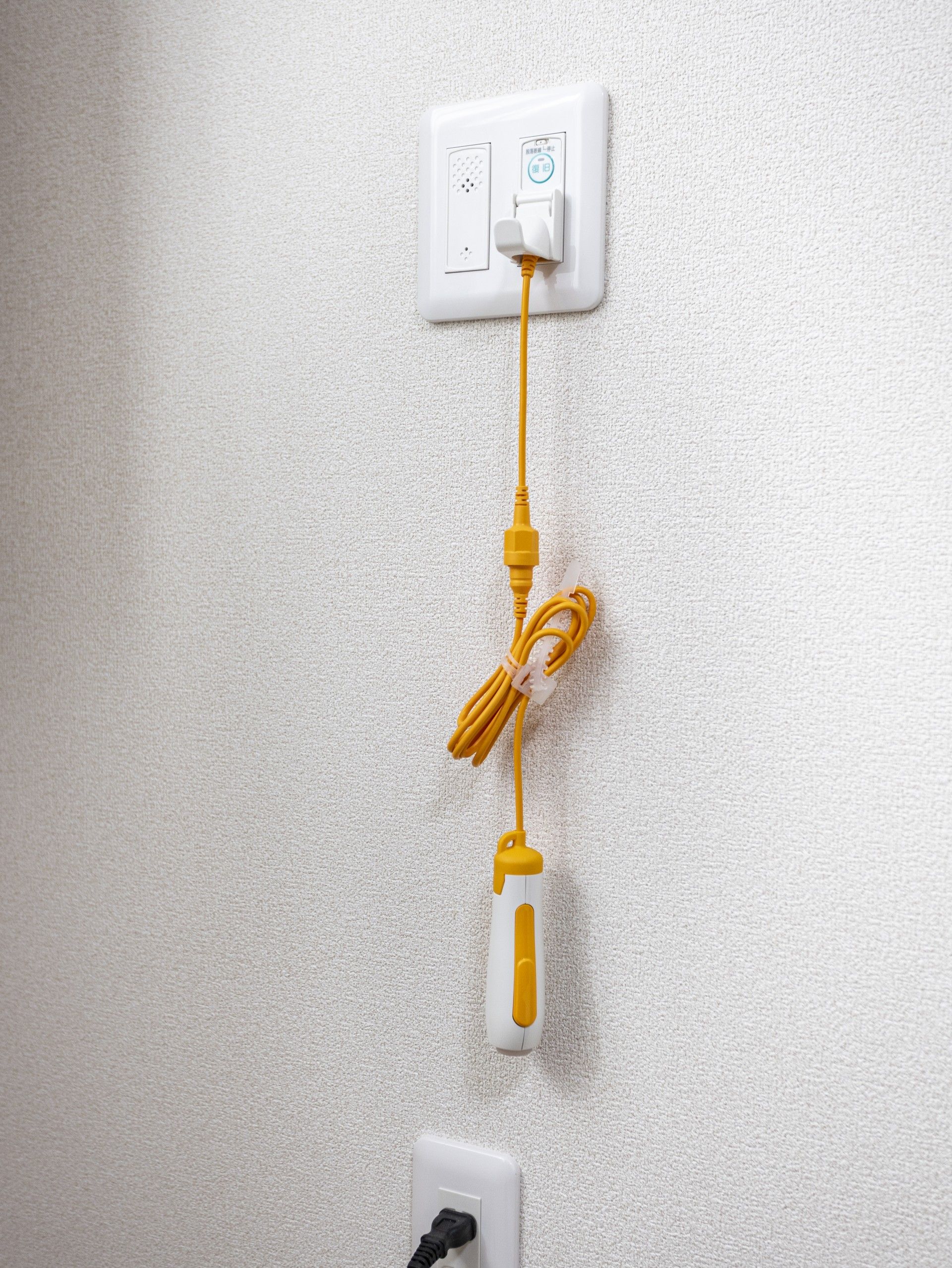 壁の緊急呼び出しボタン