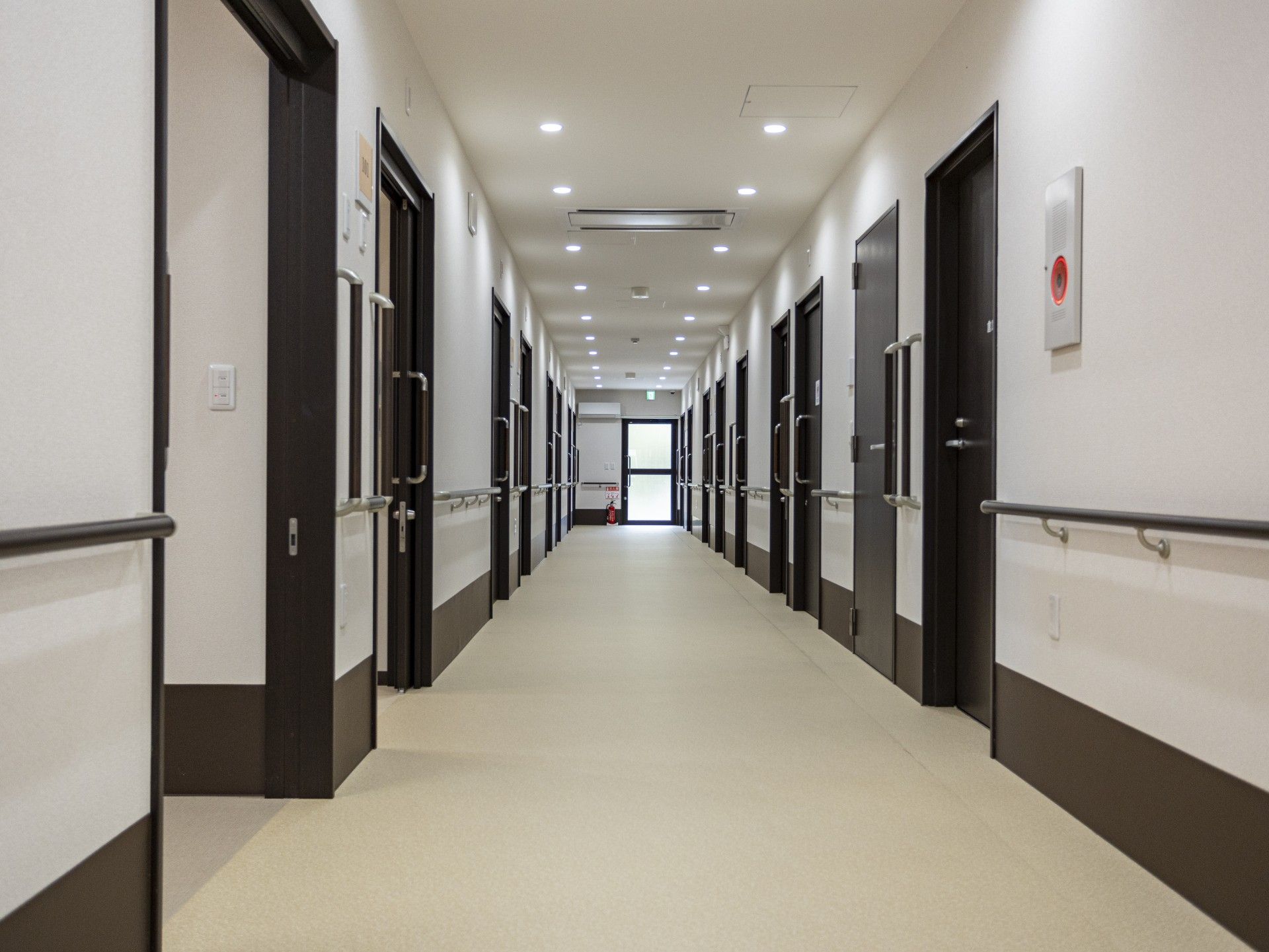 手すり付きの長い廊下