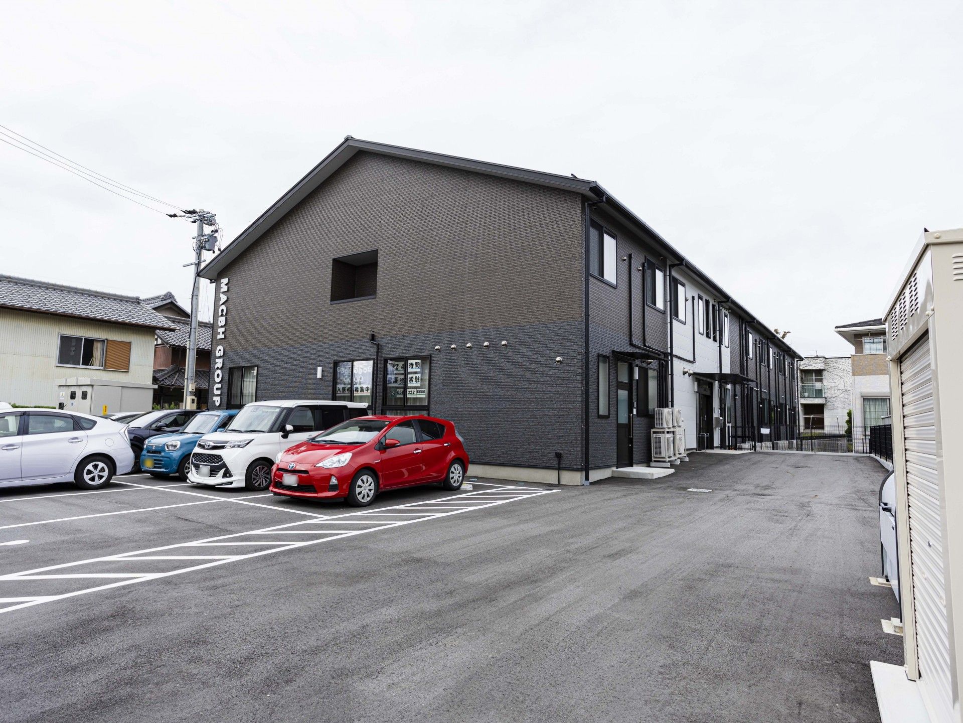 駐車場のある建物外観