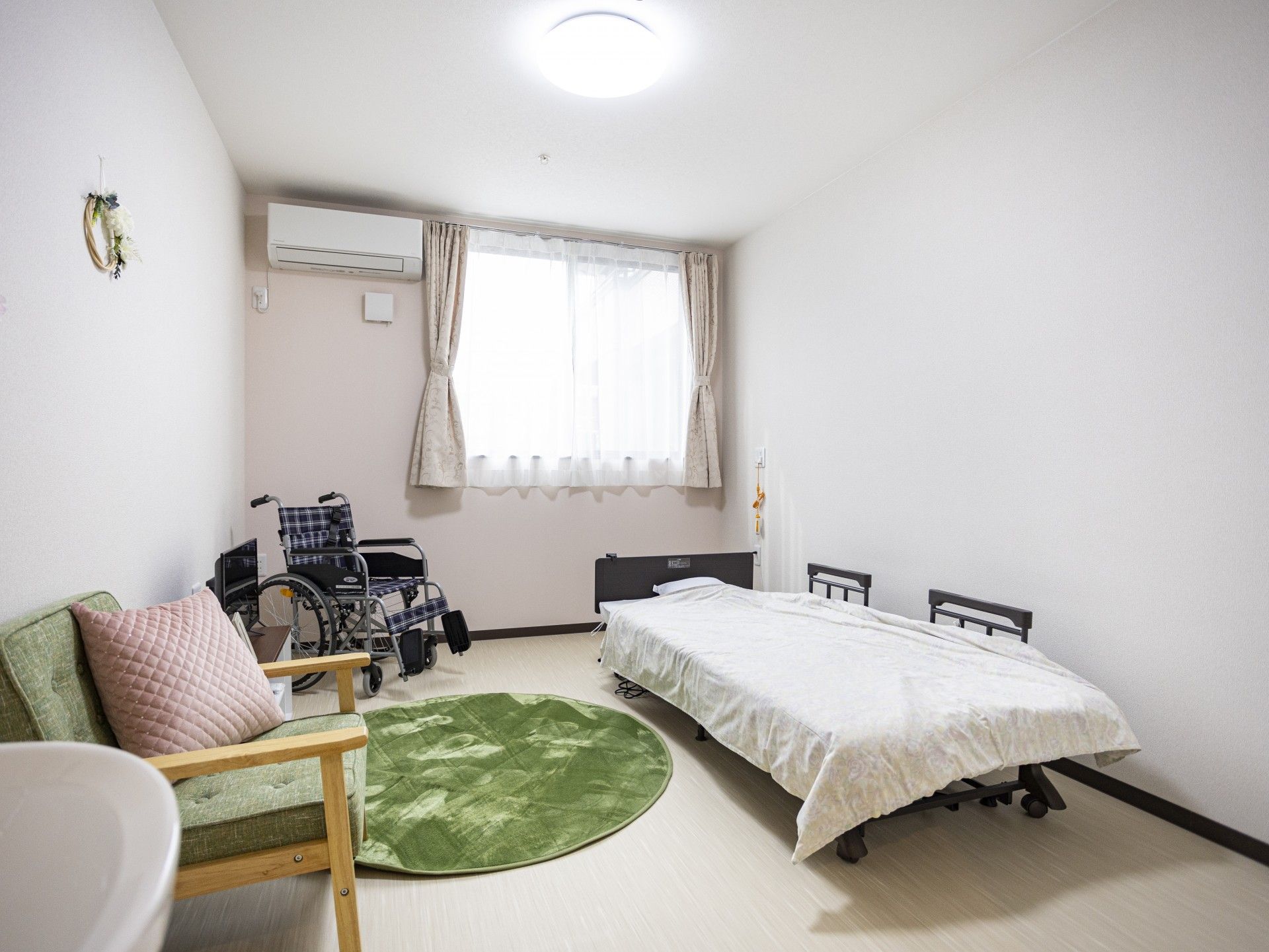 明るい個室の様子