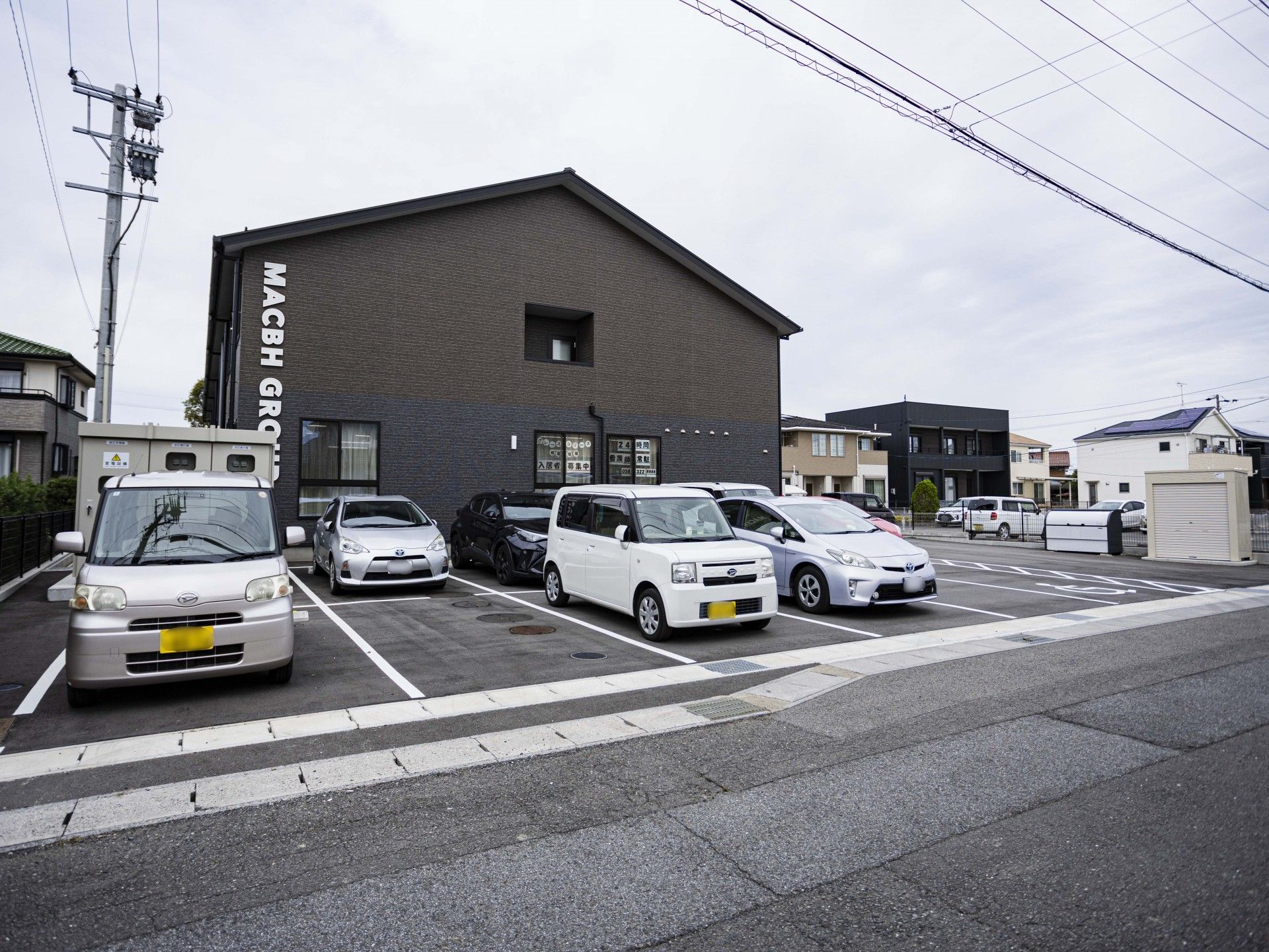 駐車場のある建物外観