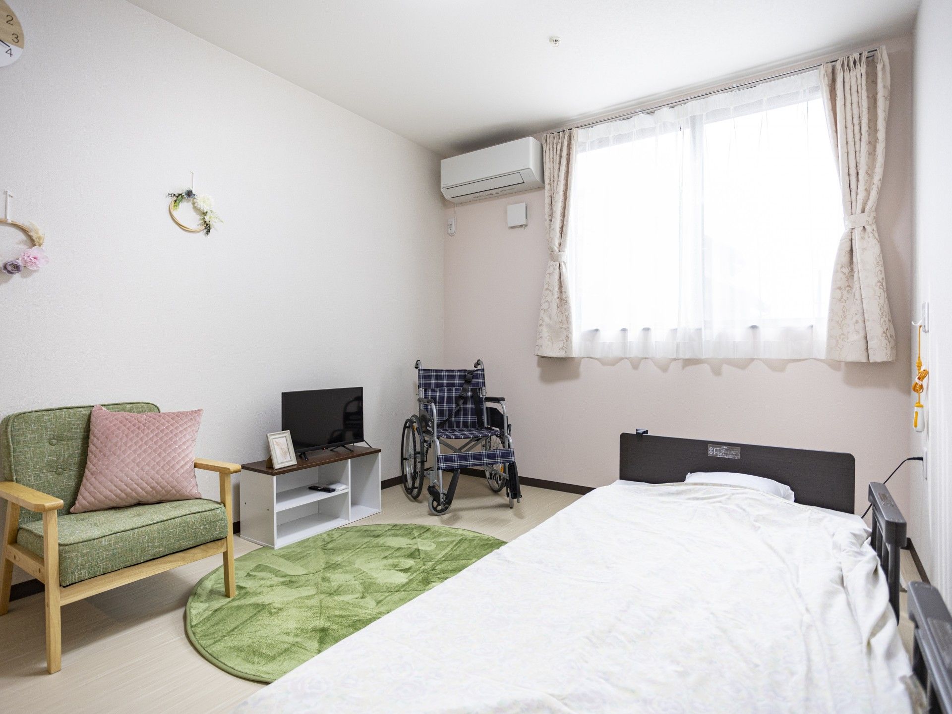 明るい個室の様子