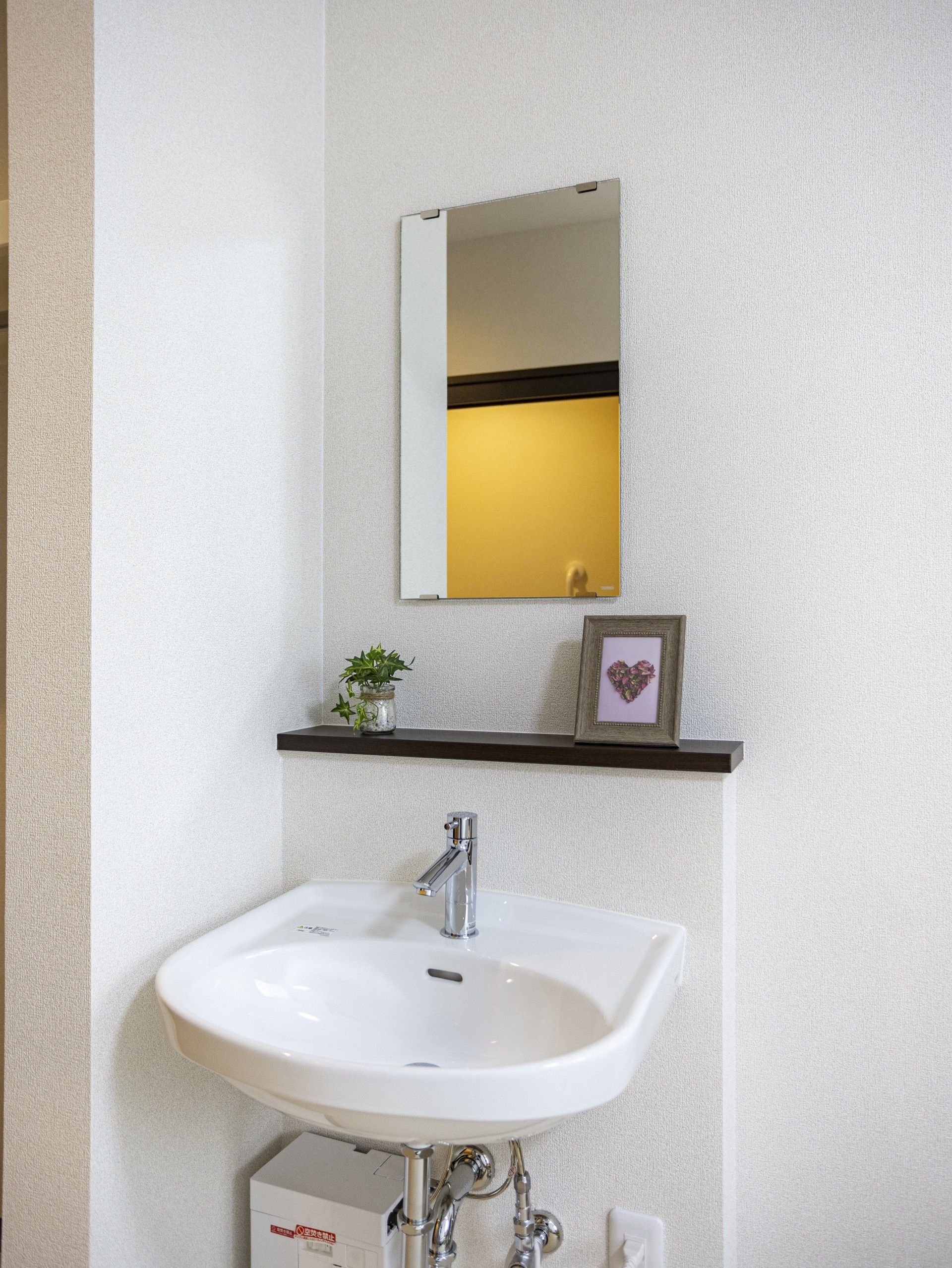 洗面台と鏡の一角