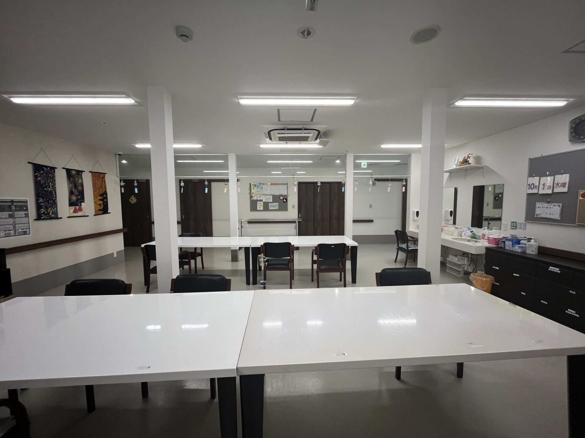 広いテーブルのある部屋