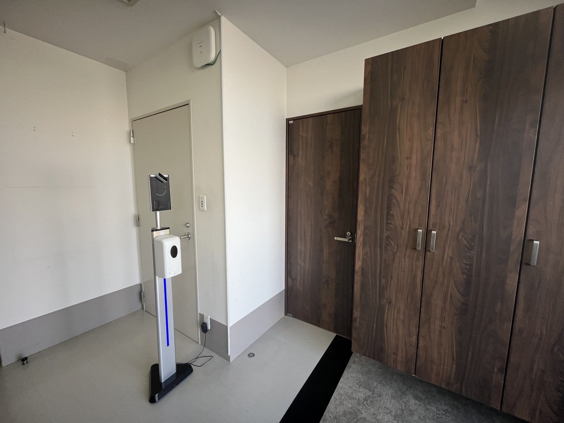 手洗い設備のある入口