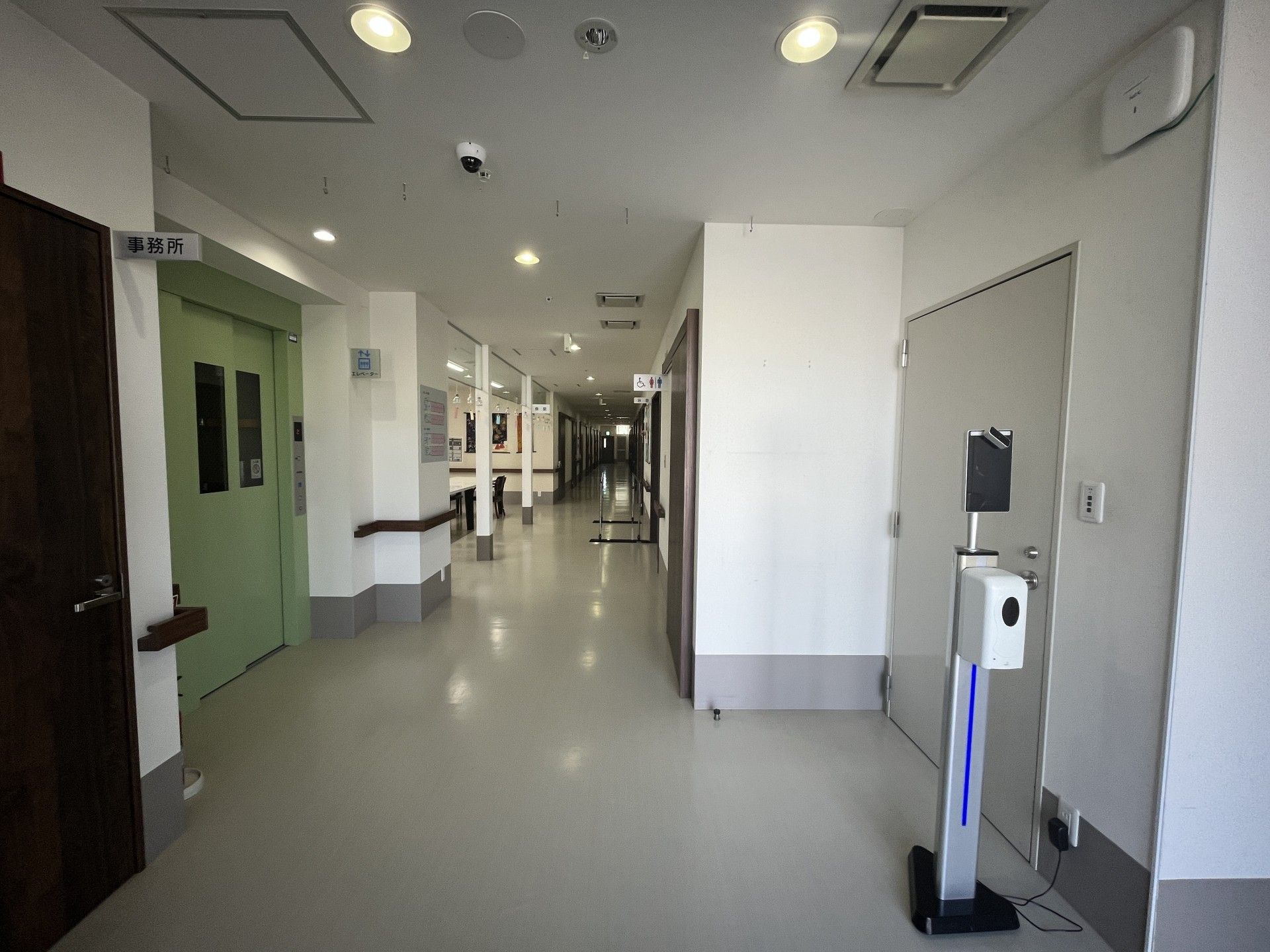 長い廊下とエレベーター