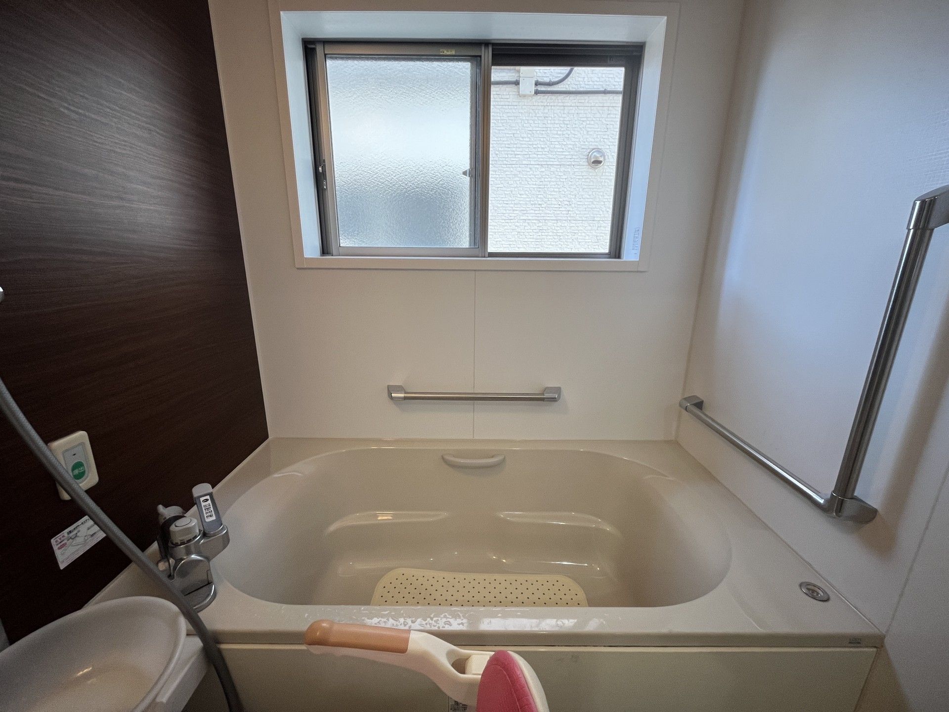 手すり付きの浴室