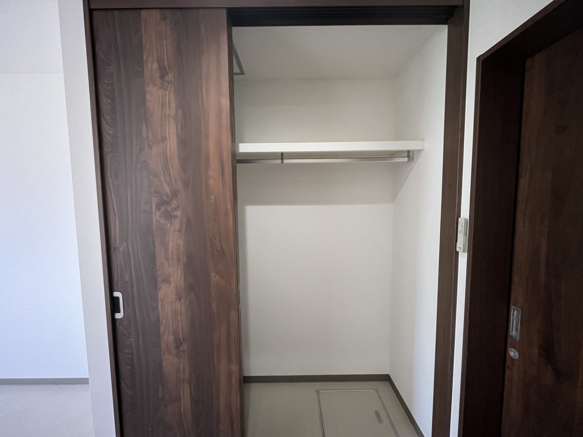 収納スペースの扉