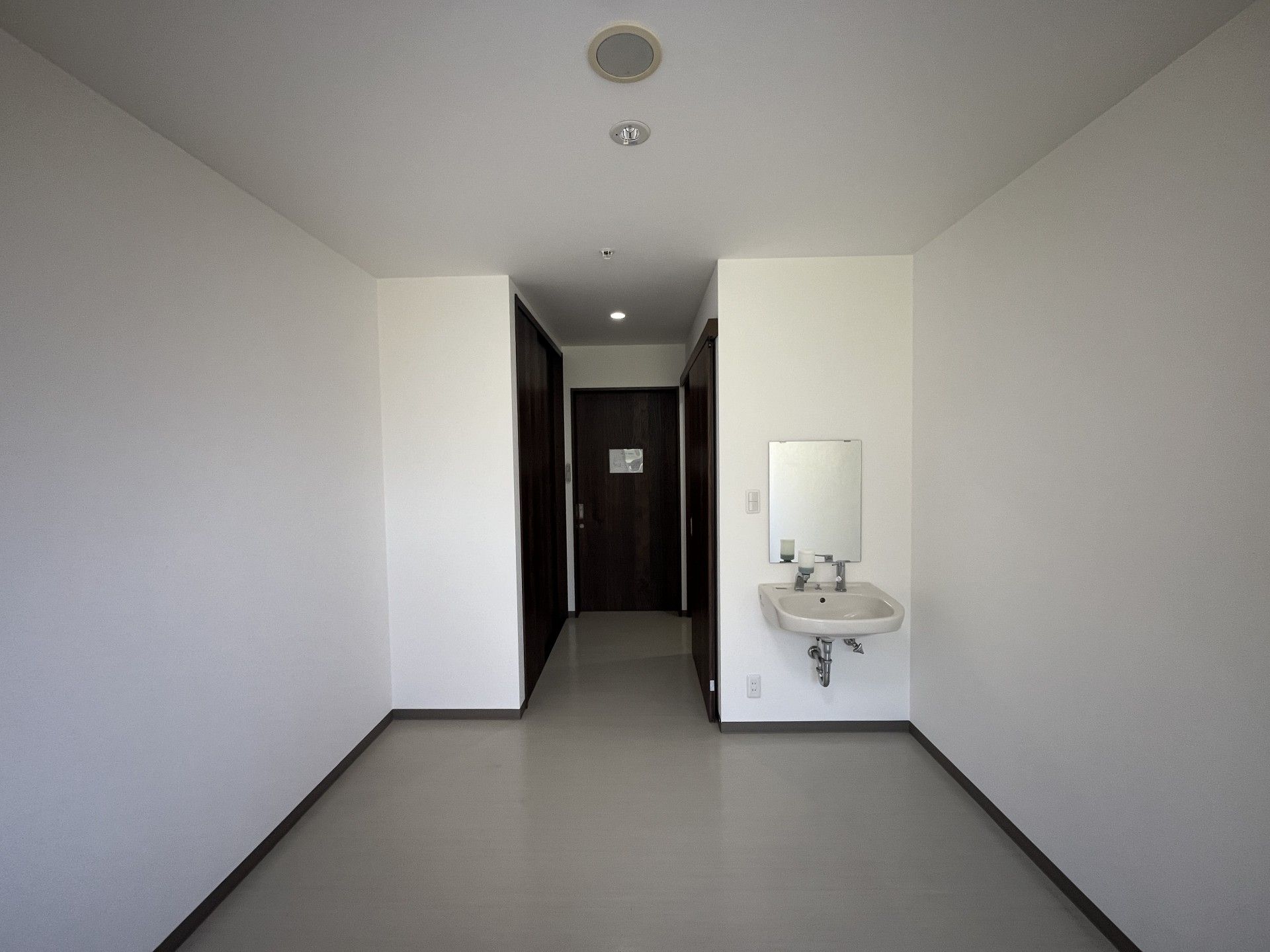 シンプルな洗面台のある廊下