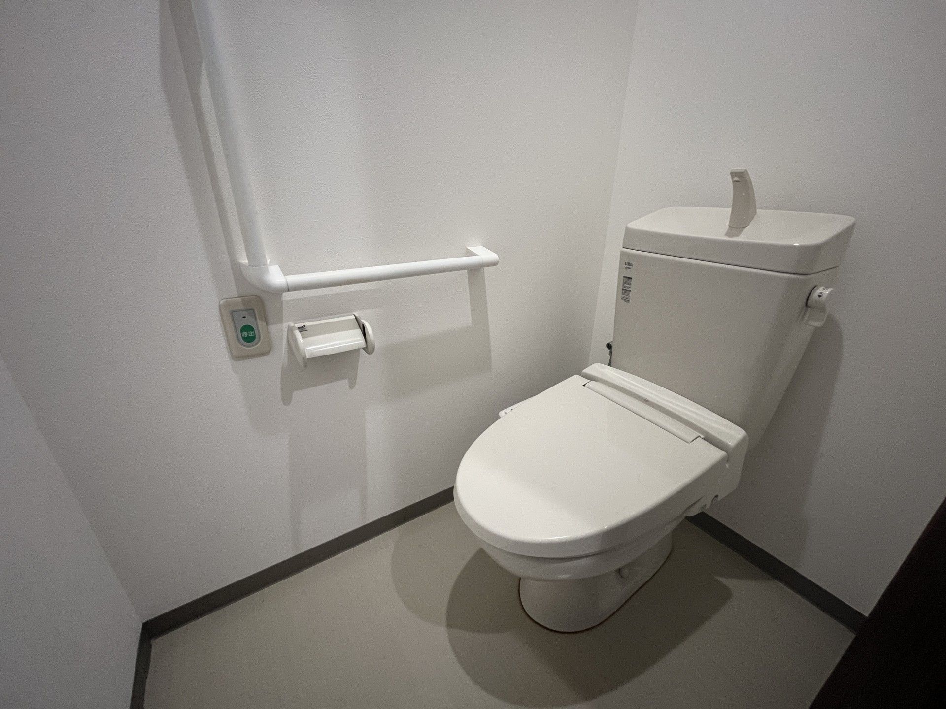 手すり付きのトイレ
