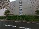 緑に囲まれた建物の外観
