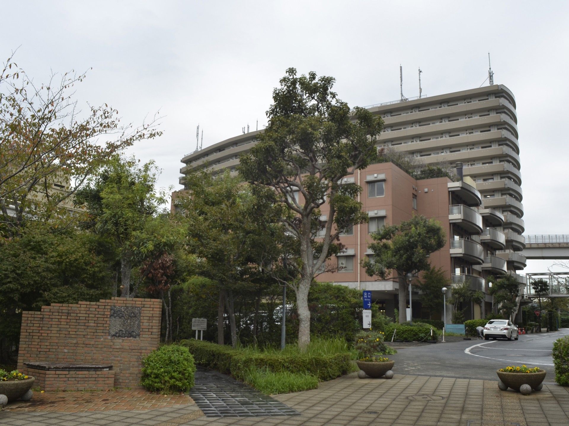 緑豊かな建物の外観