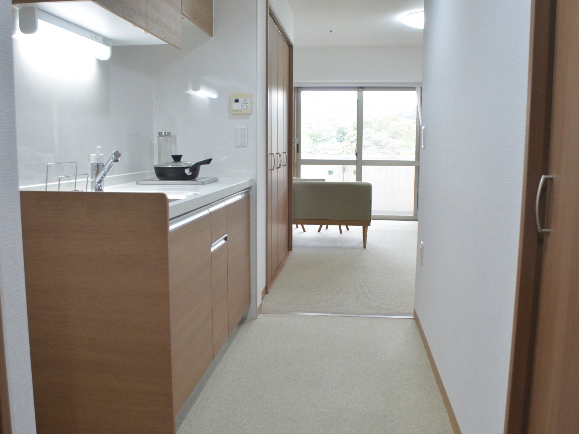 明るいキッチンと居室