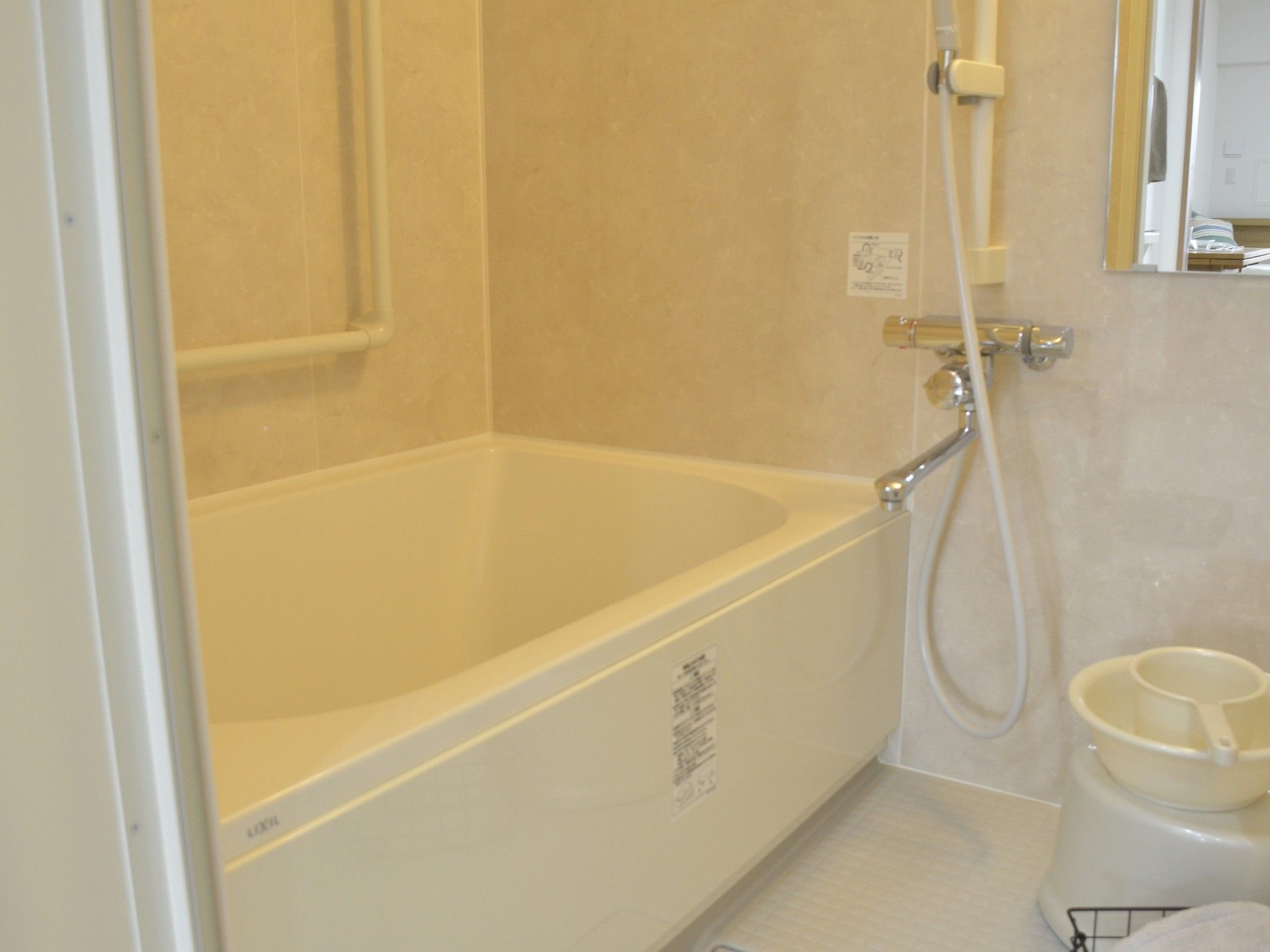 手すり付きの浴室