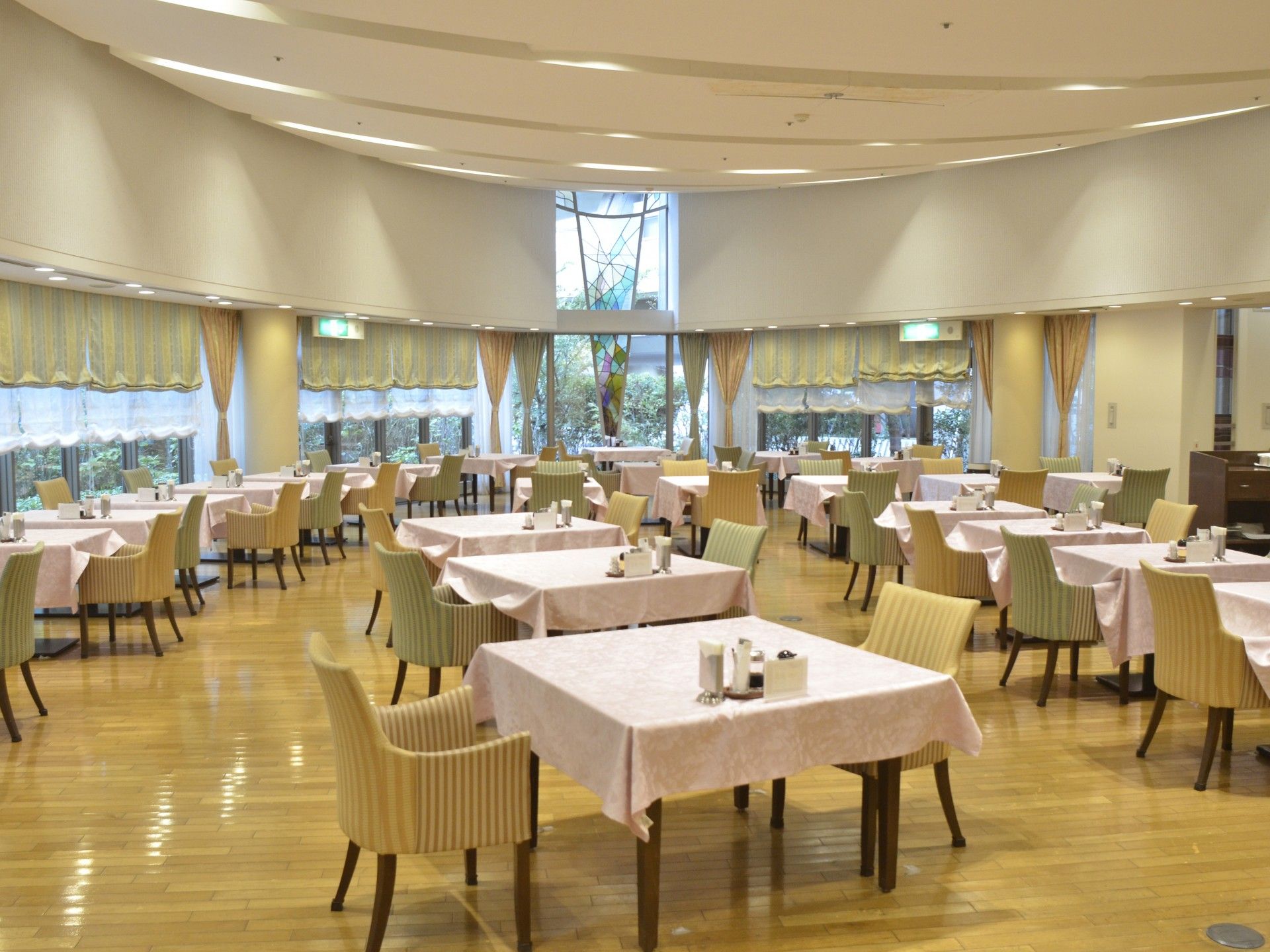 明るい食事スペース