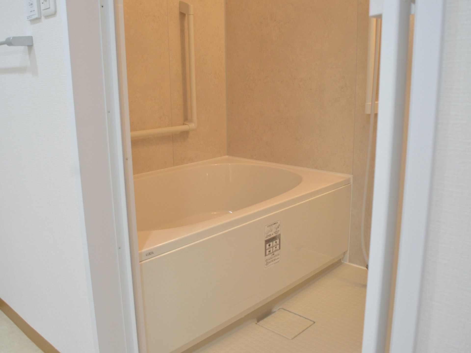 手すり付きの浴室