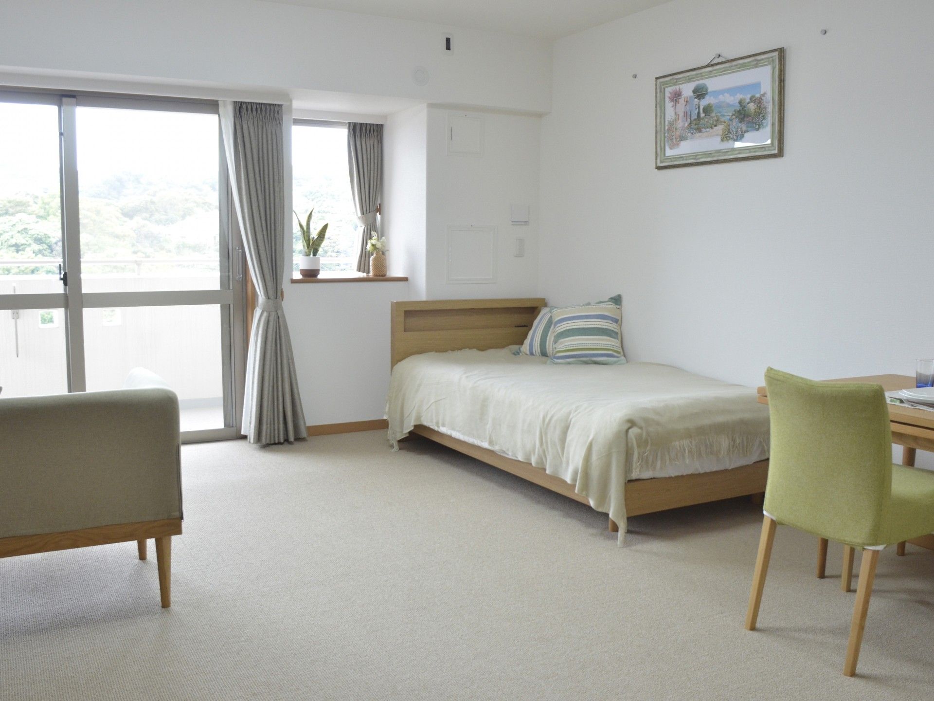 明るい個室のベッドルーム