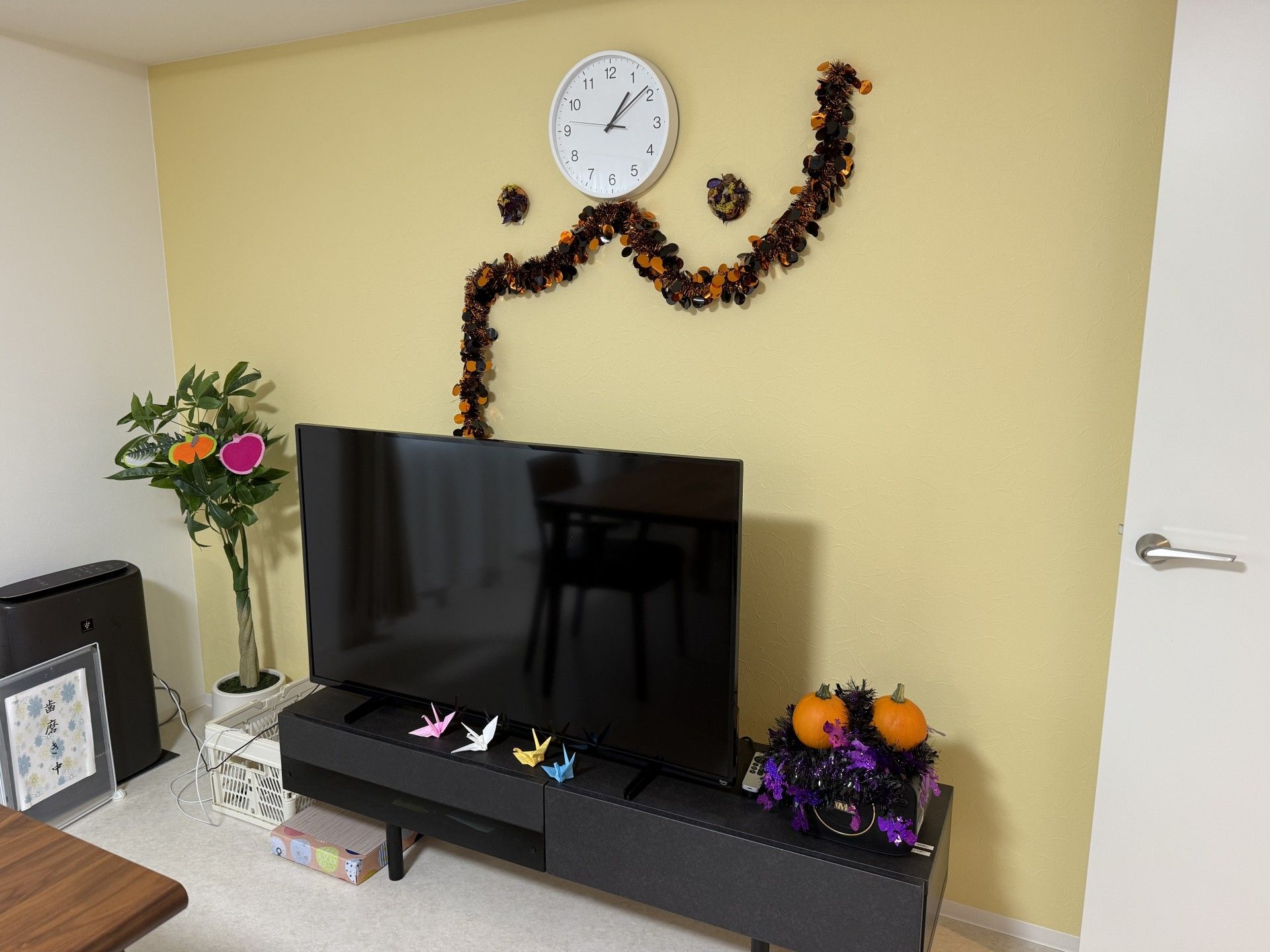 飾り付けられたリビング