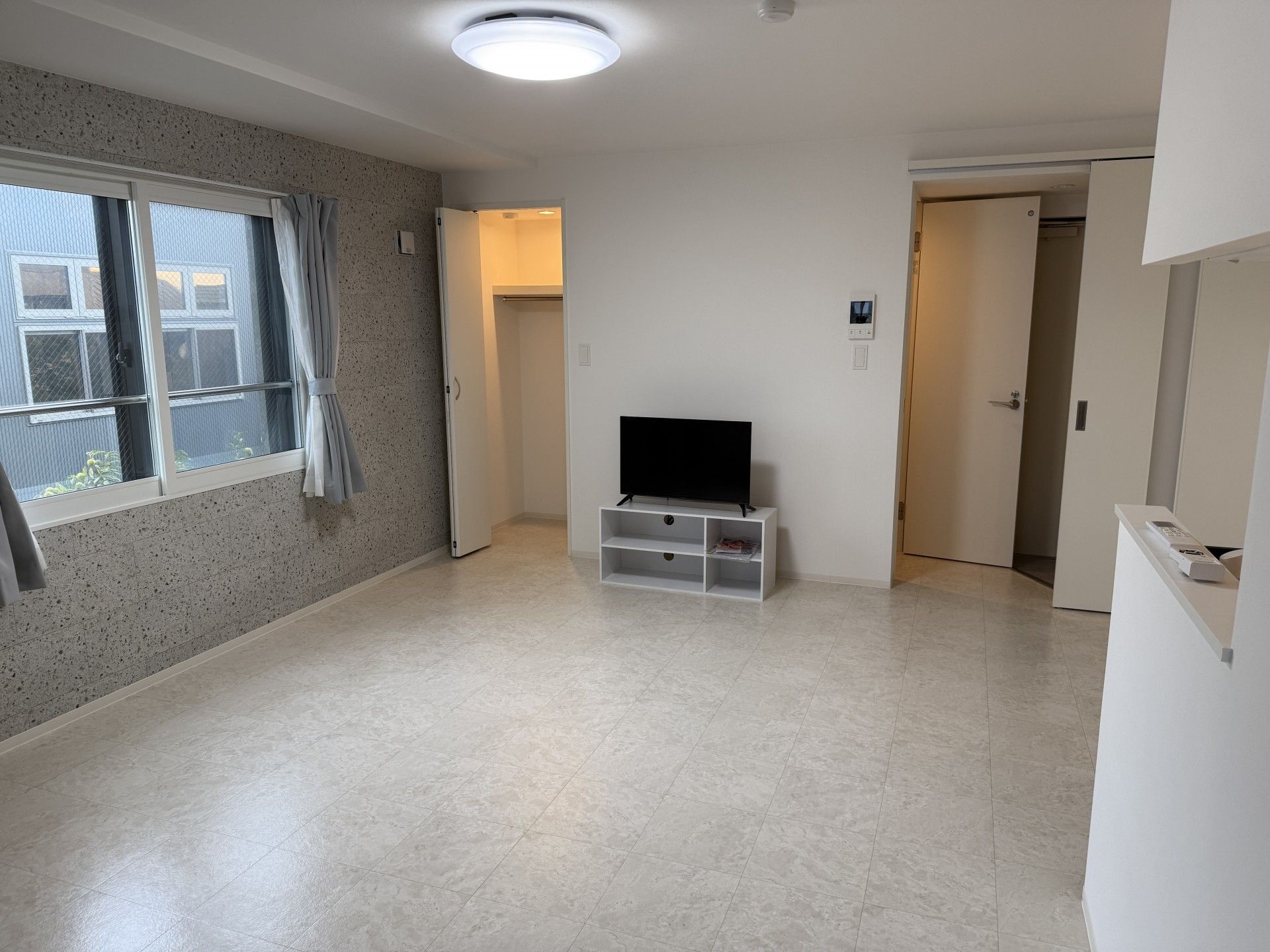 明るい居室の一角