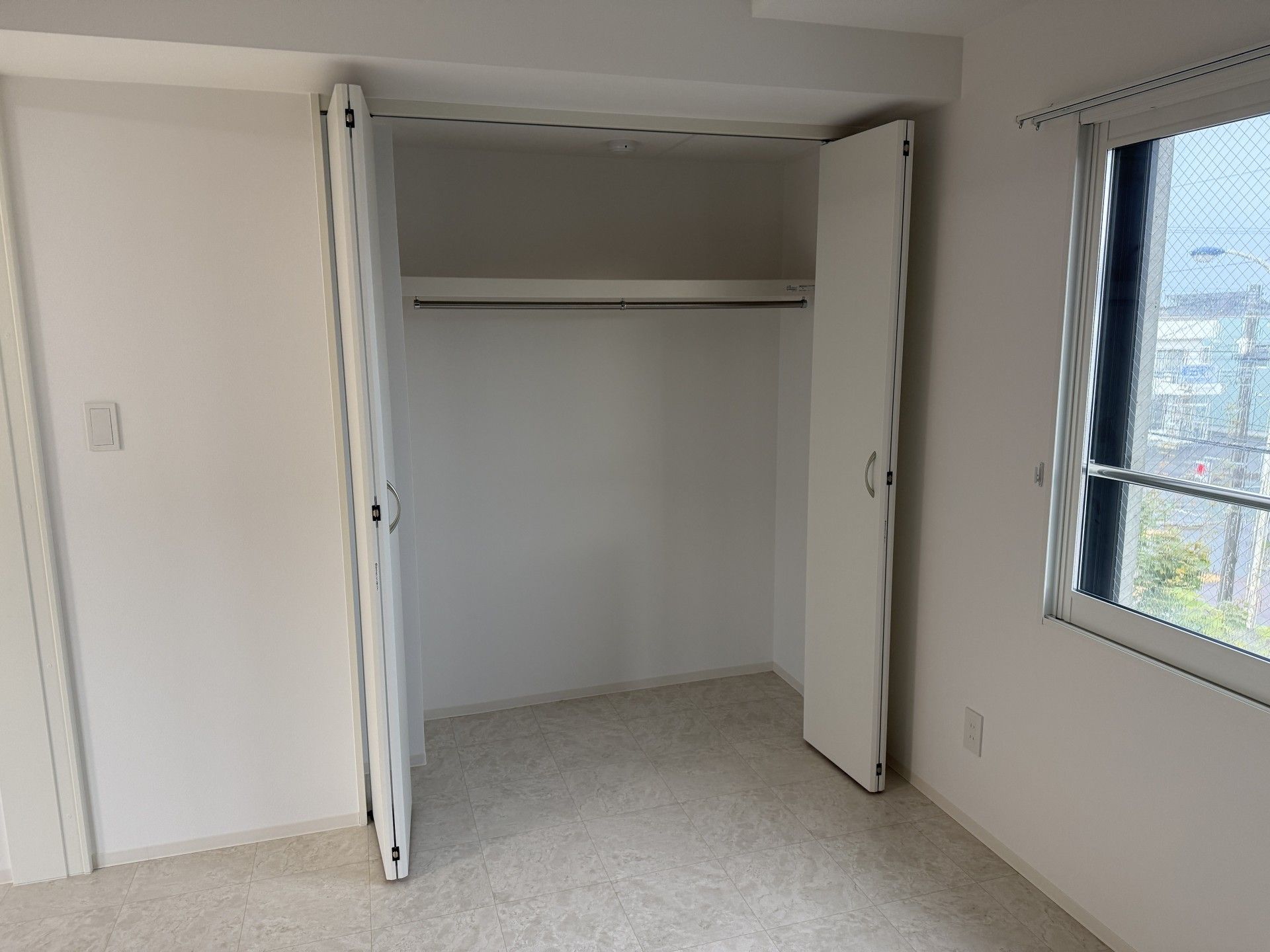 収納付きの明るい部屋