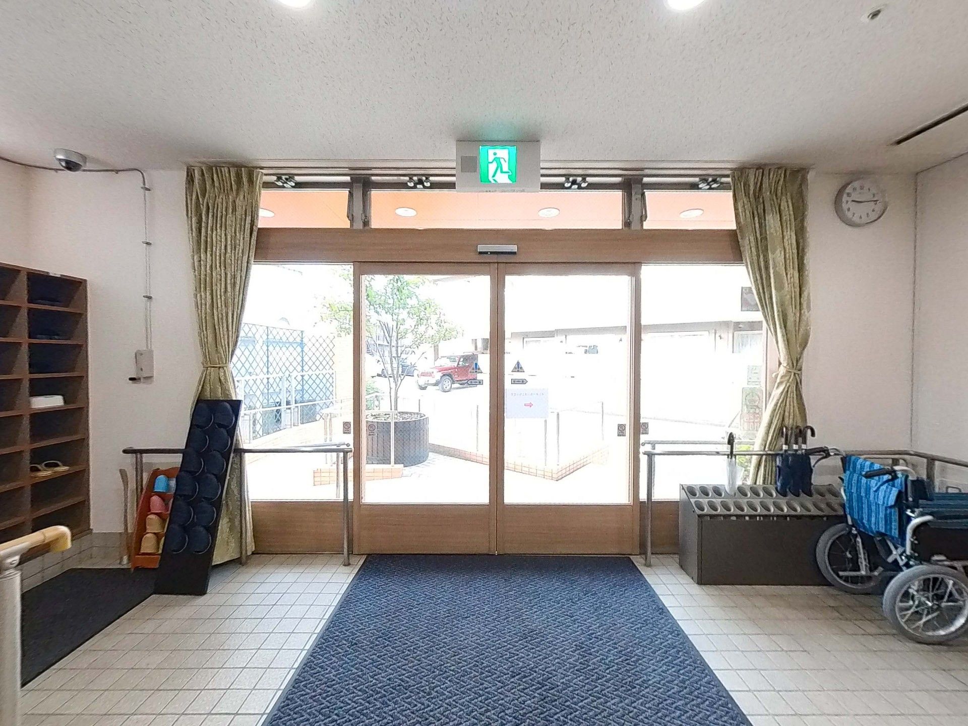 広い出入口の玄関