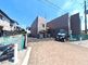 広々とした外観の施設エントランス