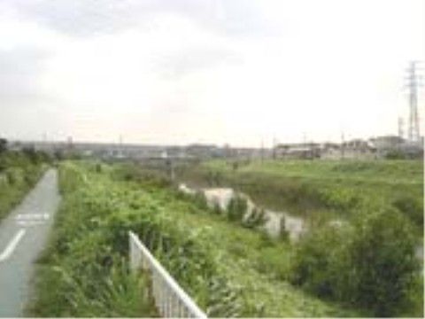 施設近隣には大きな川が流れ遊歩道が整備されている。天気のいい日には散歩などで季節の変化を感じられる。