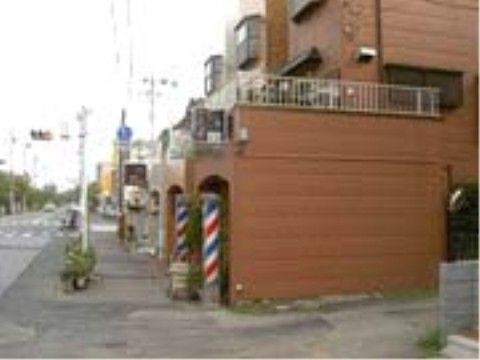 施設周囲は自然だけでなく、日ごろの生活に必要な店舗も揃っている。理髪店は施設への出張による散髪サービスがある。