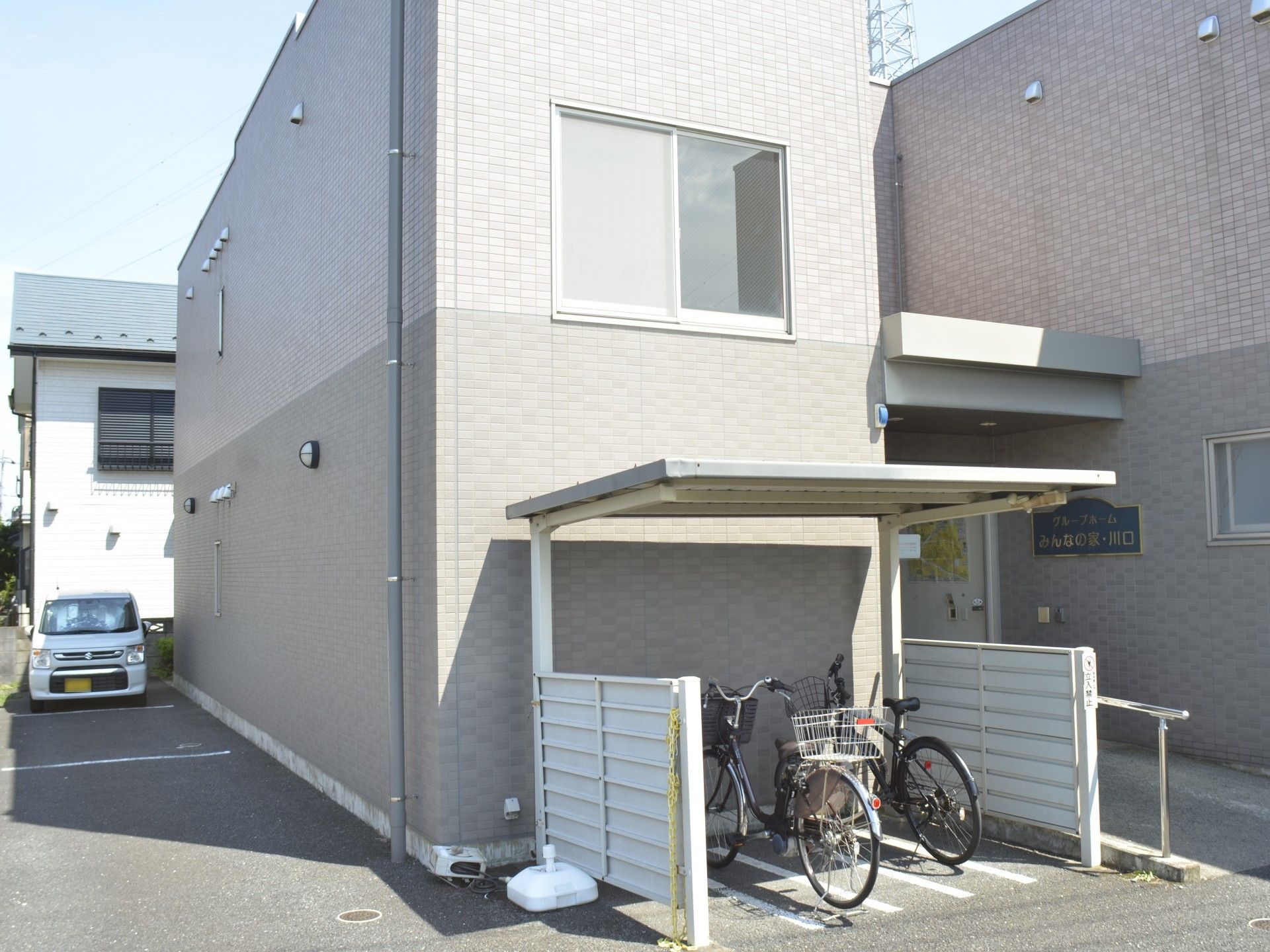 明るい外観の建物入口