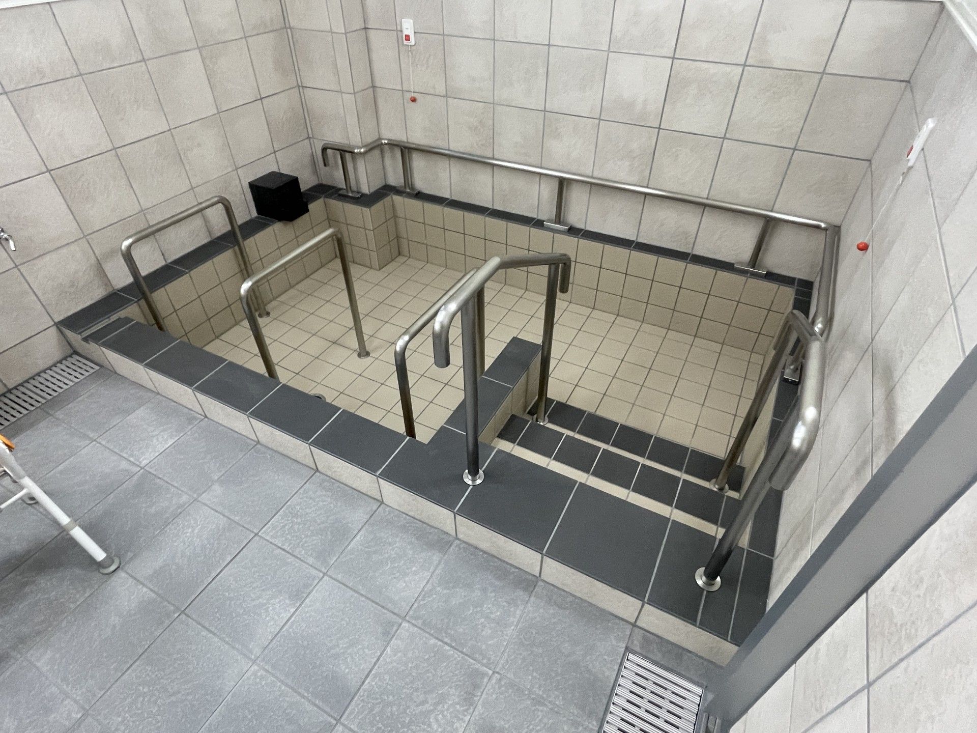 手すり付きの浴槽